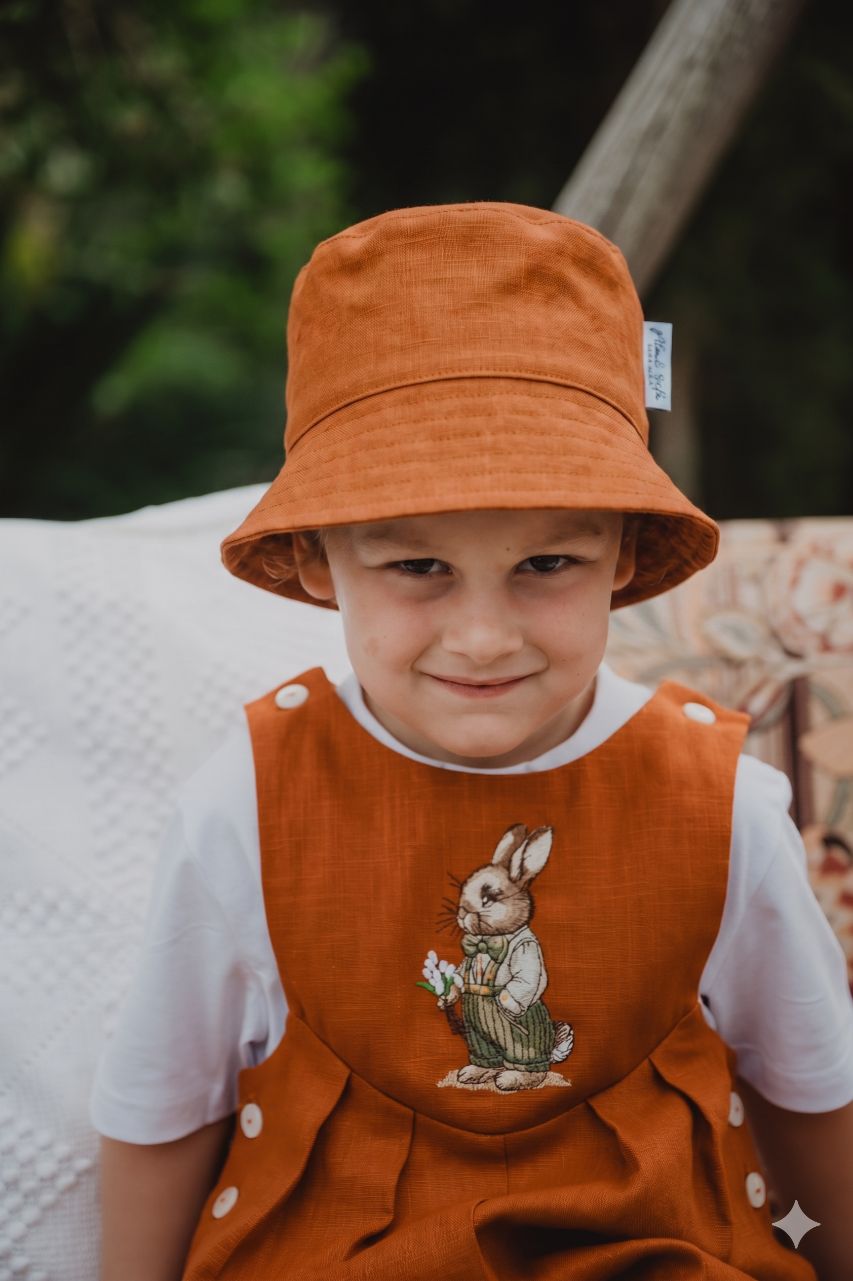 Cappellino bucket cognac in tessuto con tesa larga pieghettata