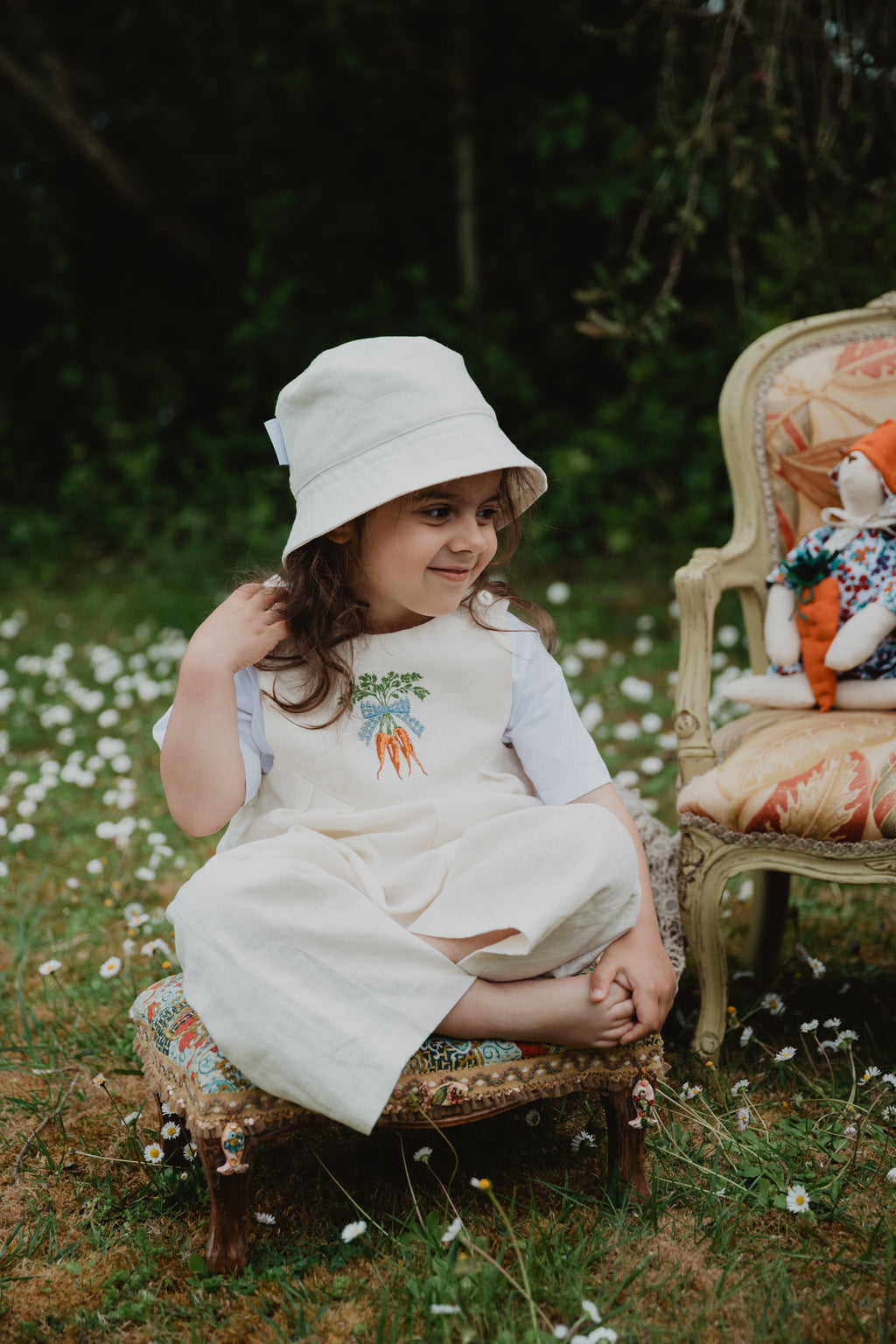 Cappellino bucket panna in tessuto con tesa larga