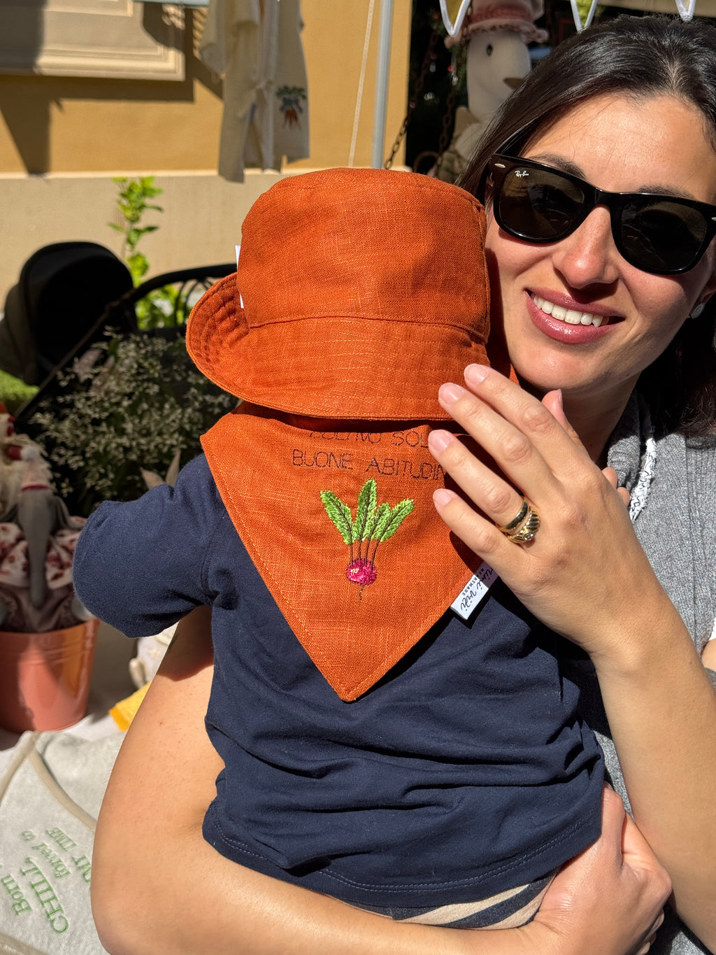 Bavaglino bandana evolutiva arancione con ricamo di barbabietola