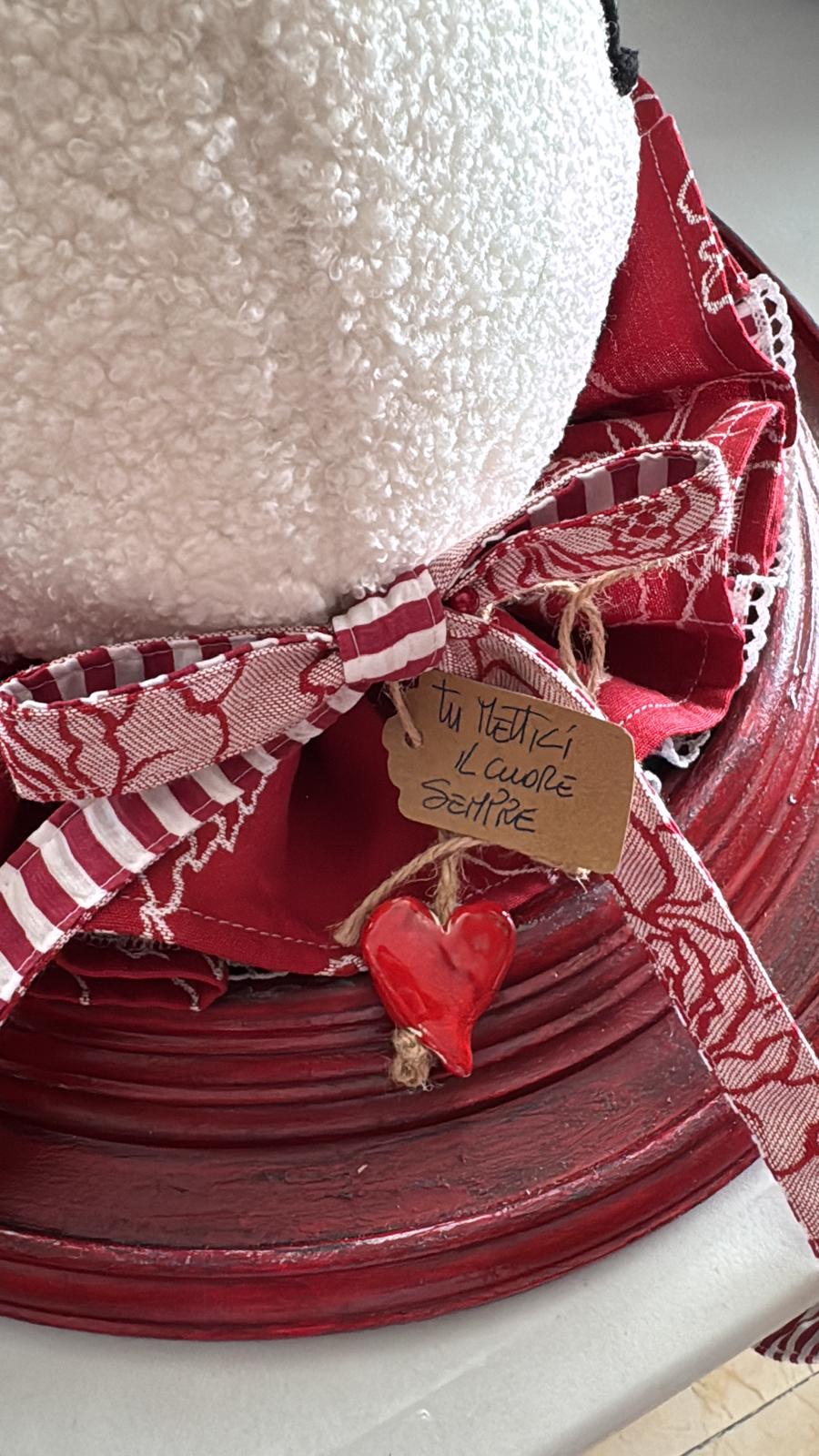 Panda in stoffa con fiocco rosso a righe e cartellino con cuoricino