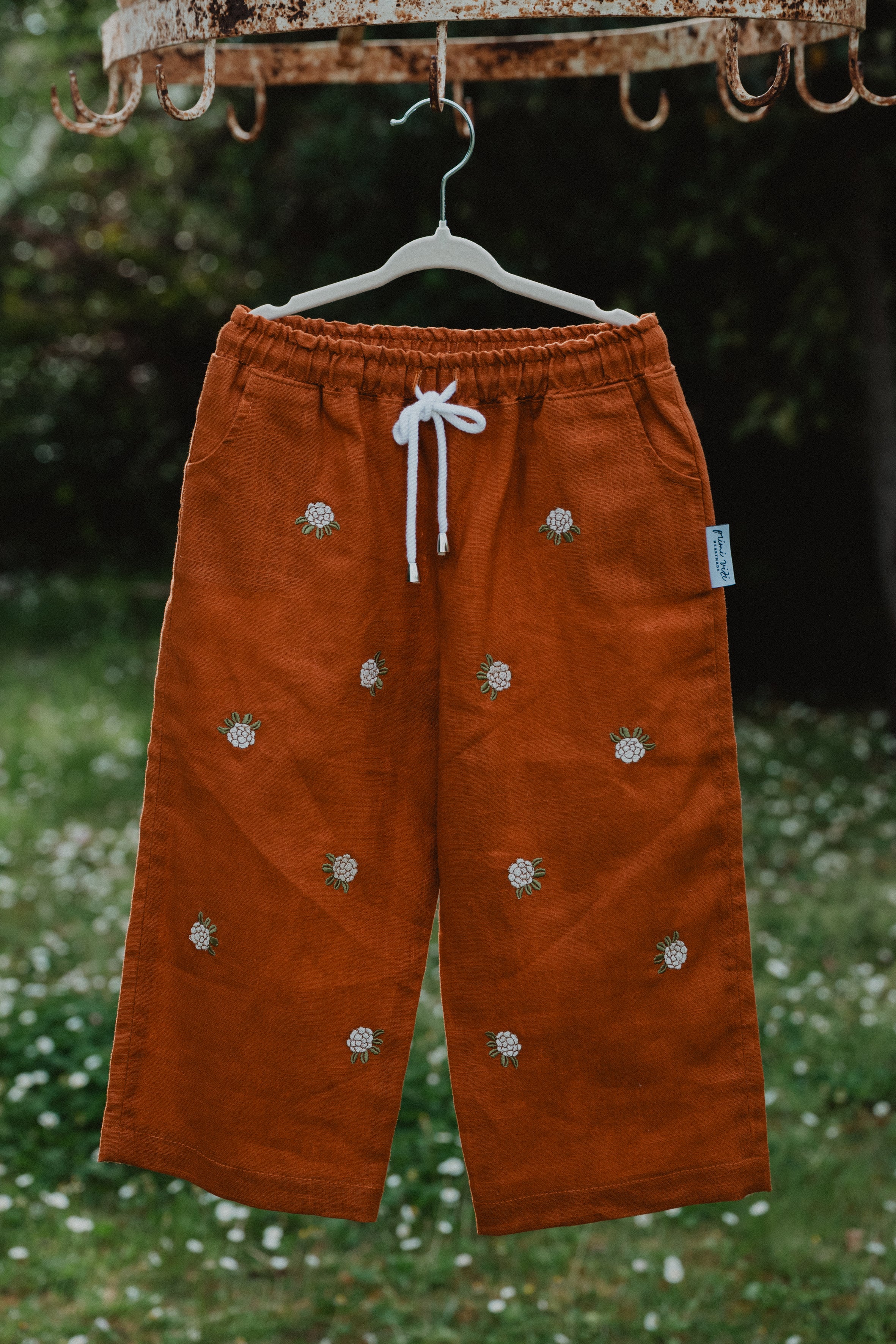 Pantaloni baggy in lino lavato bimbi cognac con coulisse e stampa a fiore