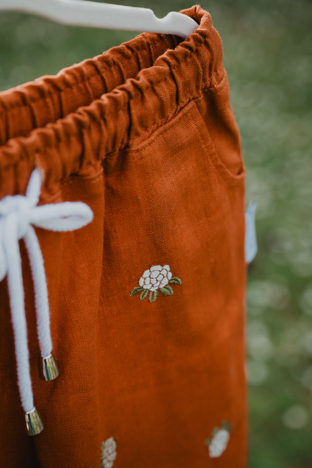 Pantaloni baggy in lino lavato bimbi cognac con stampa fiore e coulisse