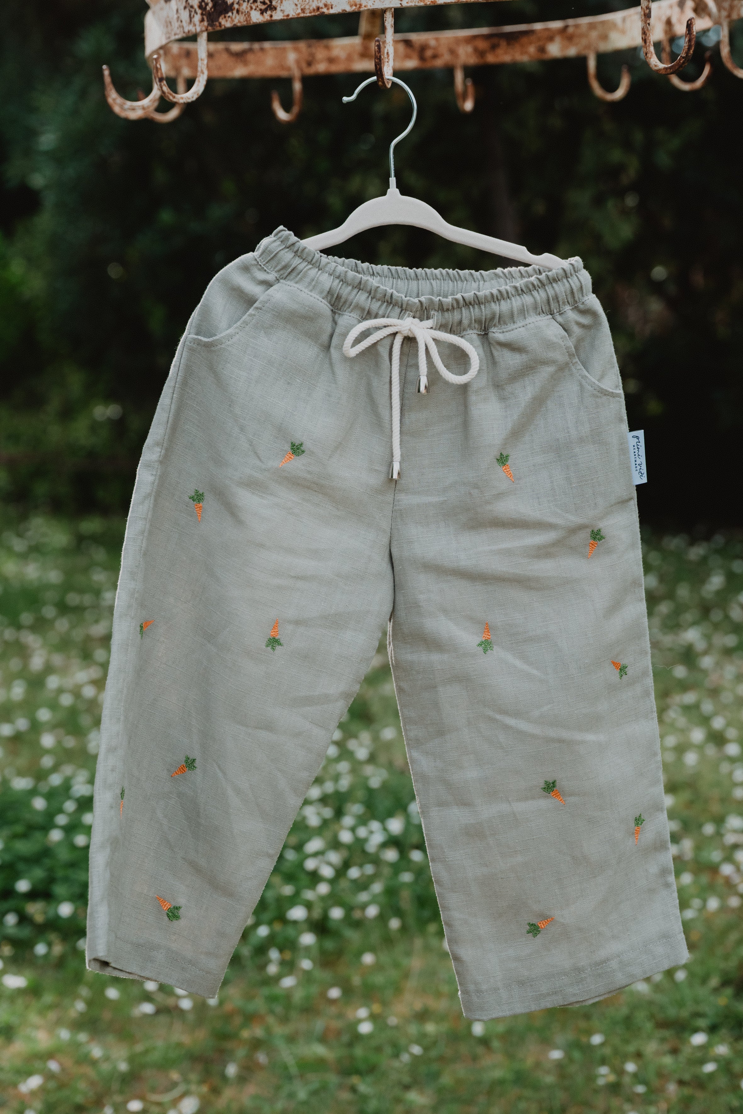 Pantaloni baggy in lino lavato bimbi oliva chiaro con stampa e coulisse