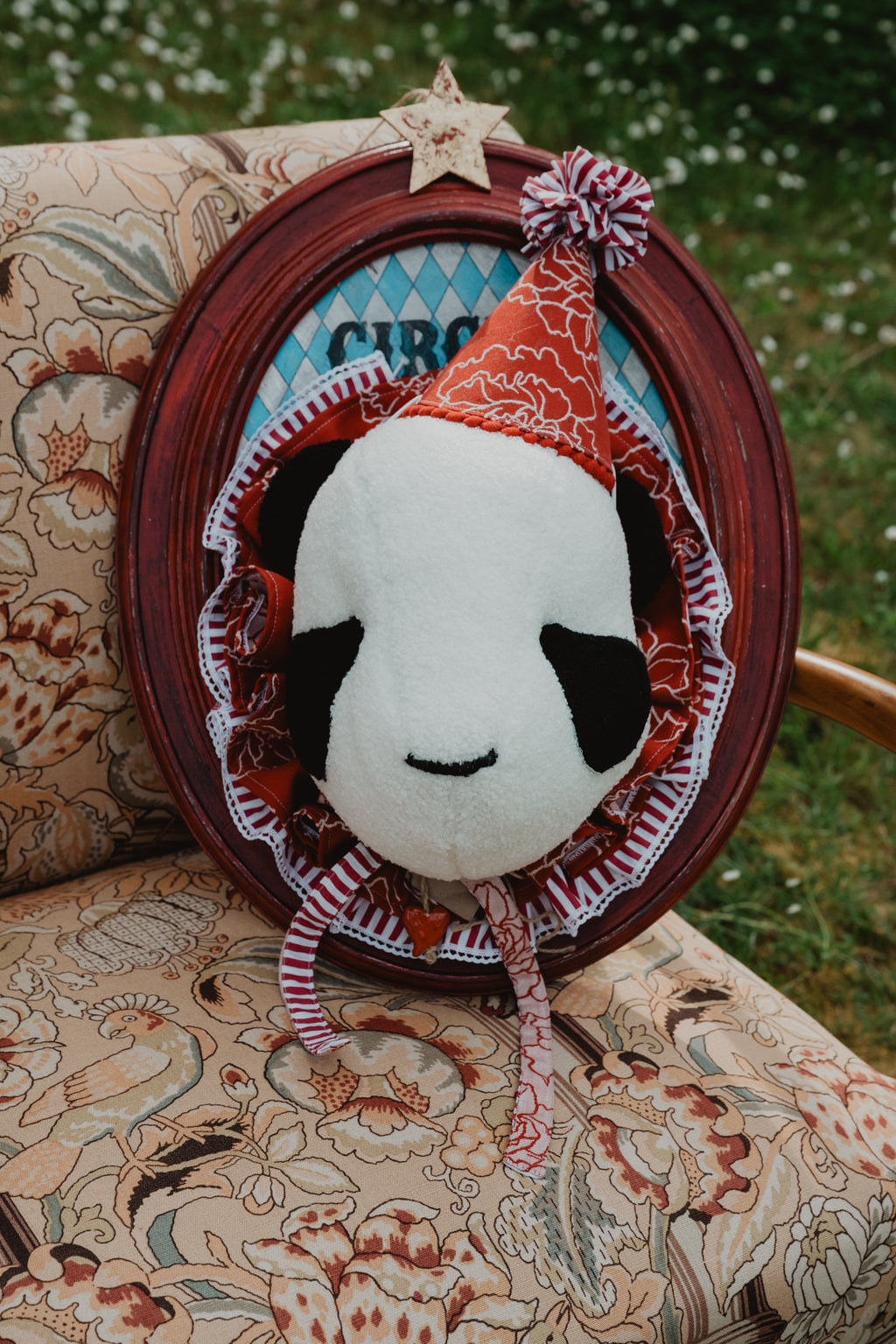 Pannello decorativo panda con cappello rosso a righe e cornice ovale