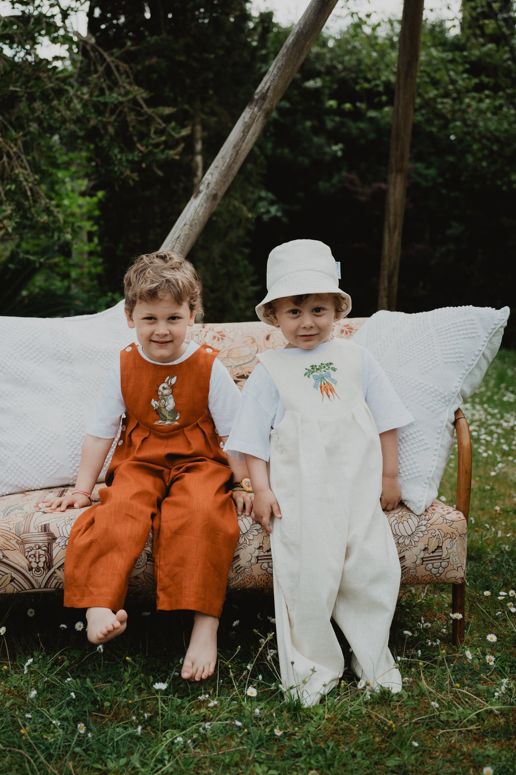 Salopette unisex in lino lavato panna, con pettorina e gambe ampie