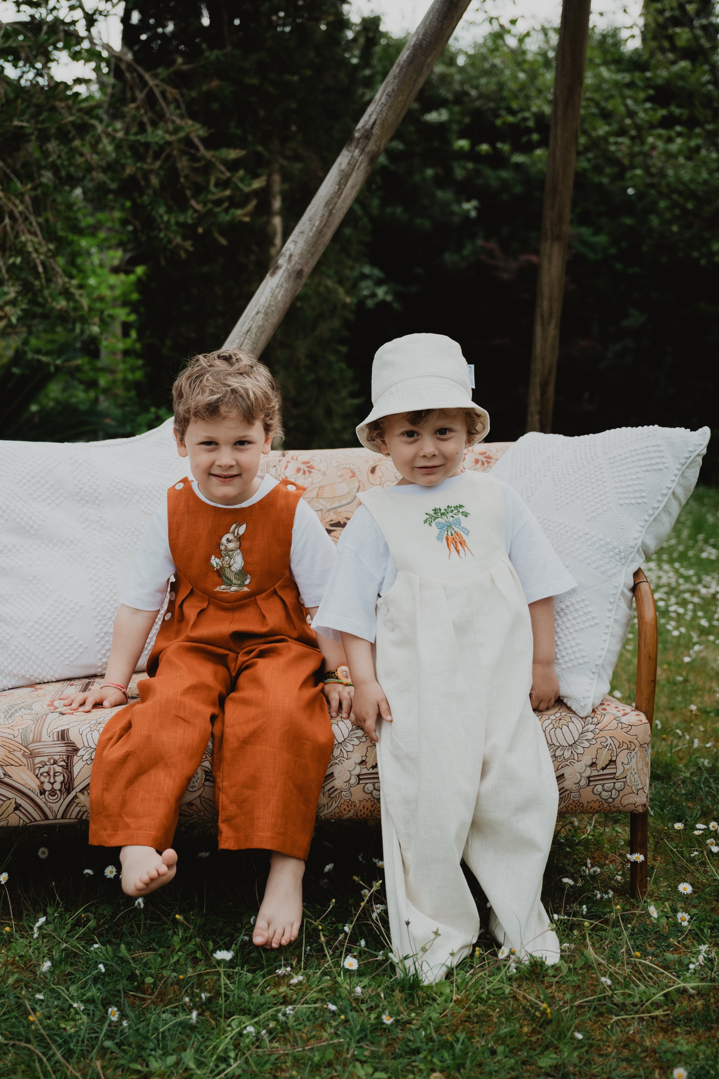 Salopette unisex in lino lavato panna, con pettorina e gambe ampie