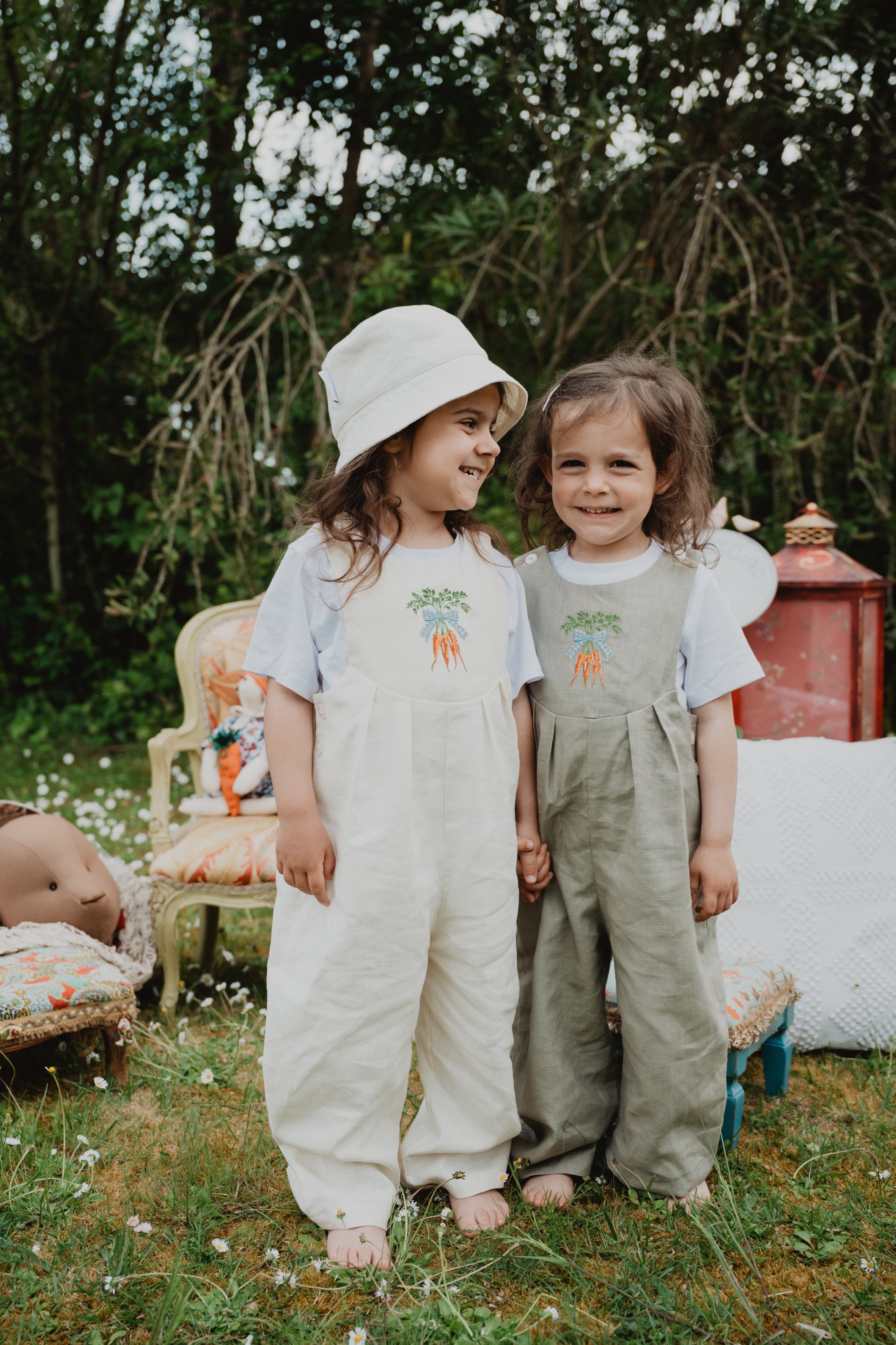 Salopette unisex in lino lavato panna, bretelle con pettorina e gamba lunga
