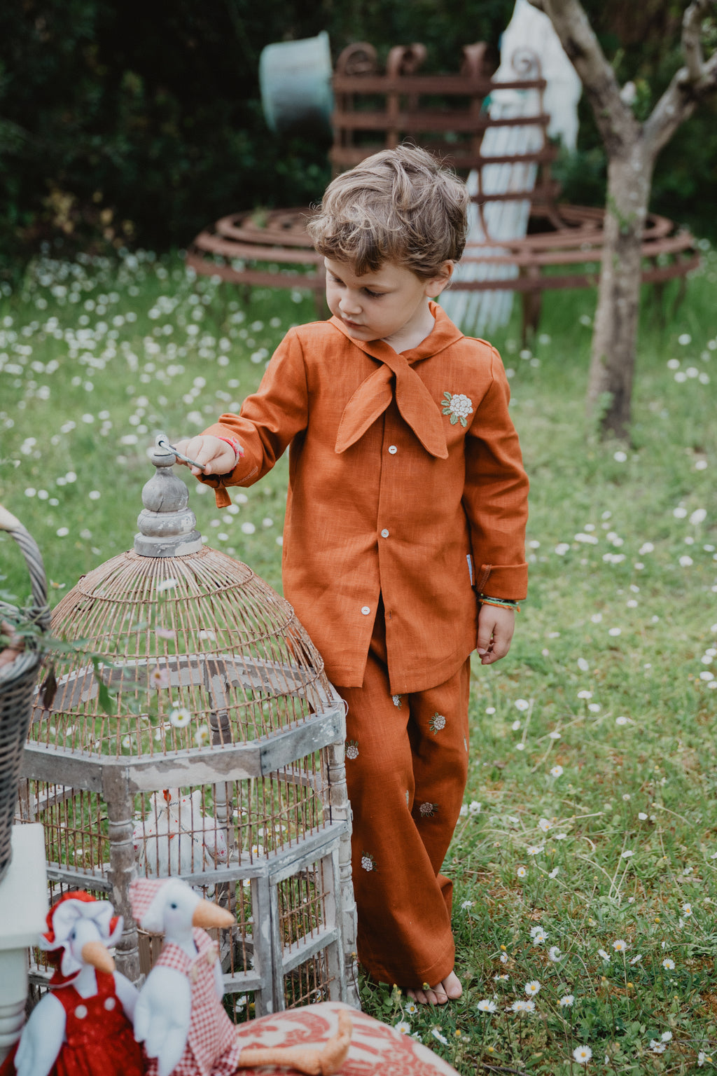 Pantaloni baggy in lino lavato bimbi cognac con coulisse e piccole decorazioni