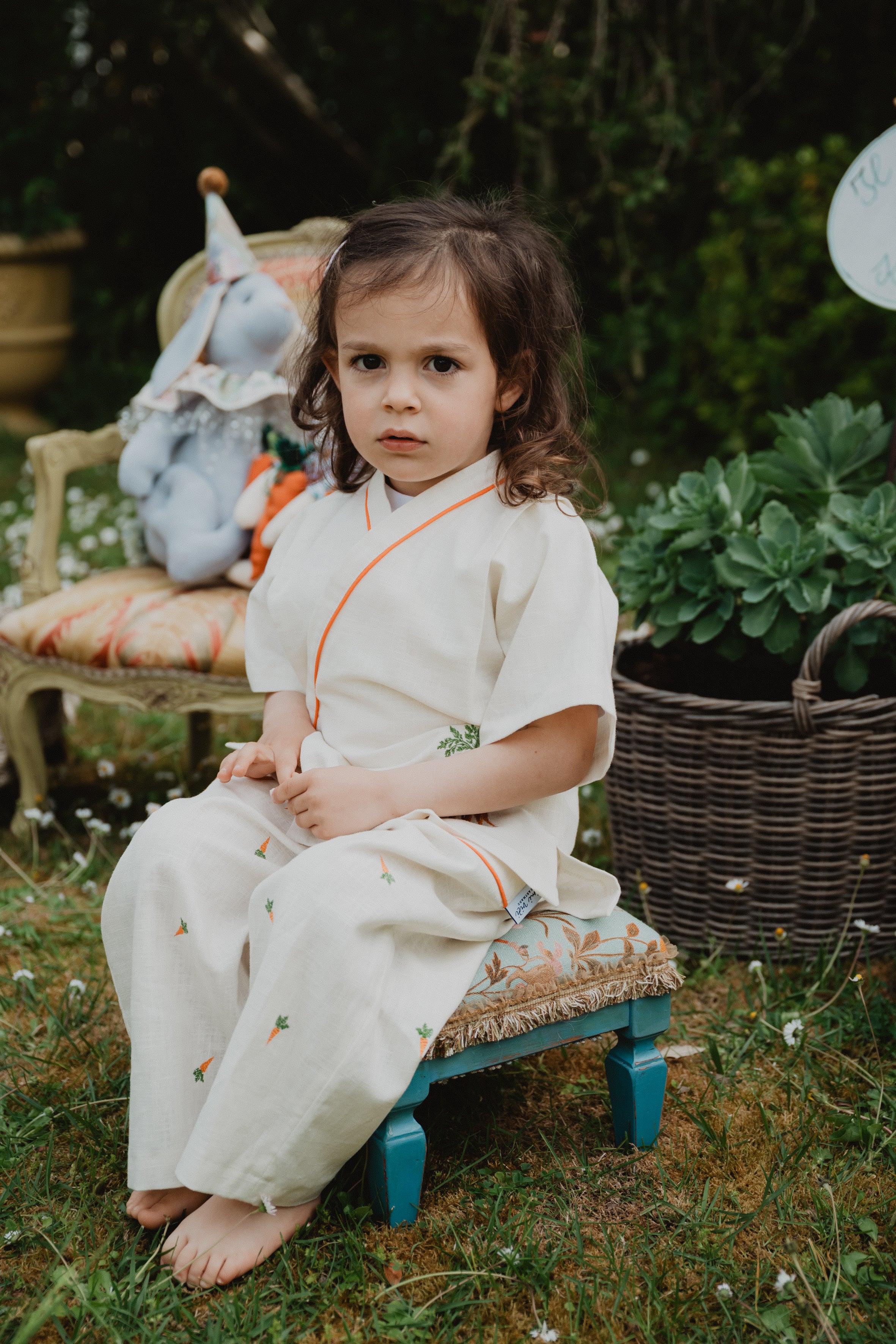 Camicia kimono in lino lavato panna, bordo arancione, ricami colorati sparsi