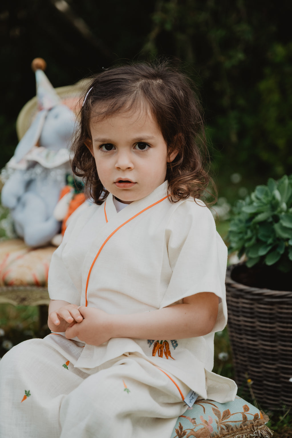 Camicia kimono in lino lavato panna con bordo arancione e ricami colorati