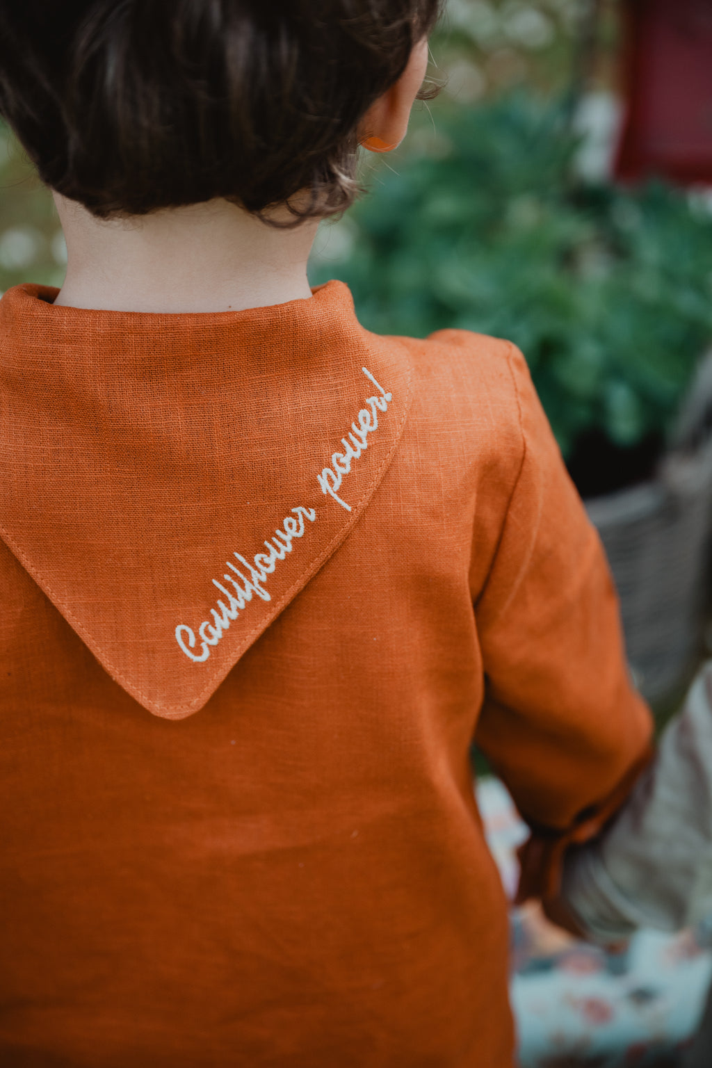 Camicia bambino arancione con collo a bandana e scritta ricamata sul retro