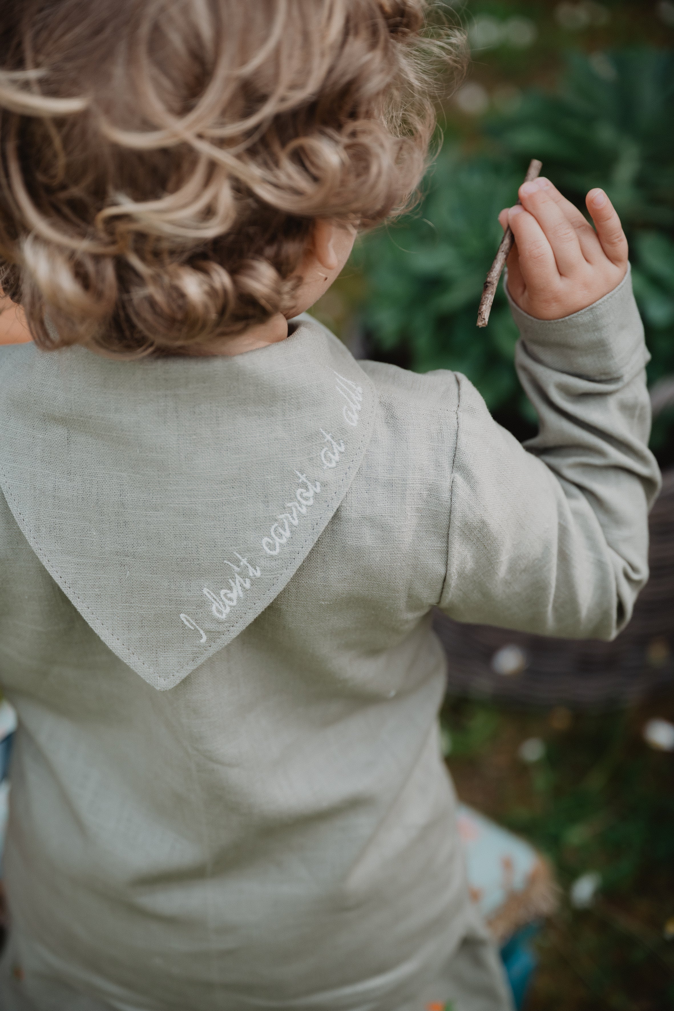 Camicia bambino verde chiaro: collo a bandana annodato, vista posteriore