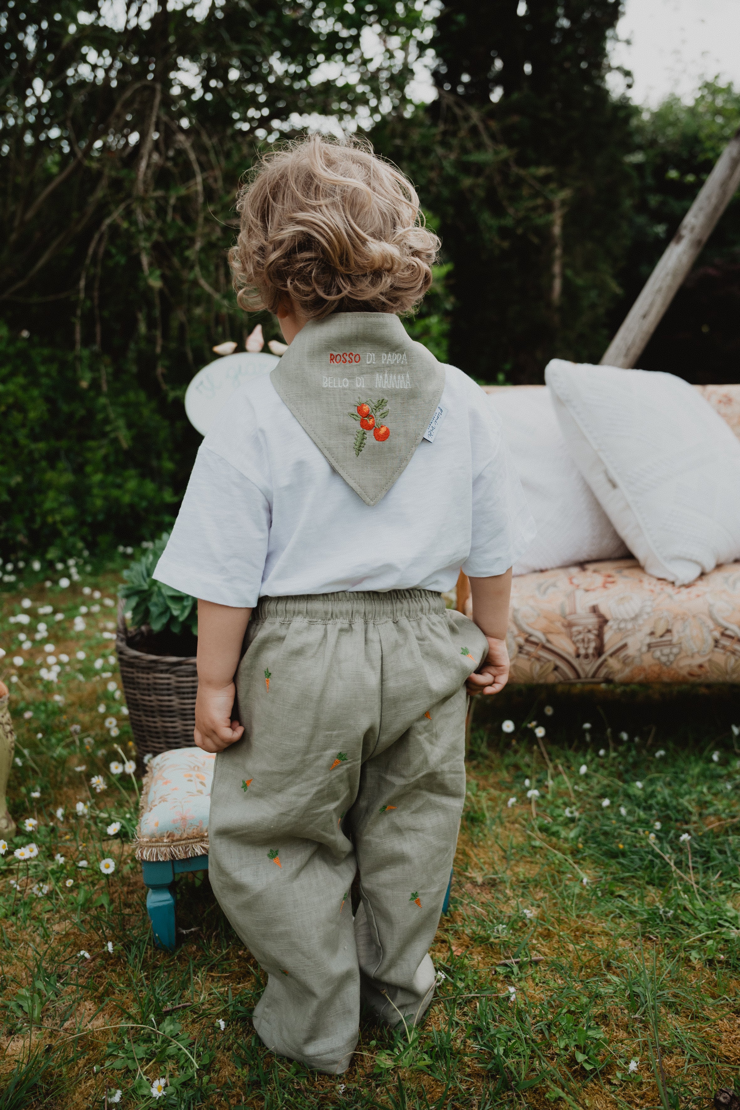 Pantaloni baggy in lino lavato bimbi oliva con stampa colorata e coulisse posteriore