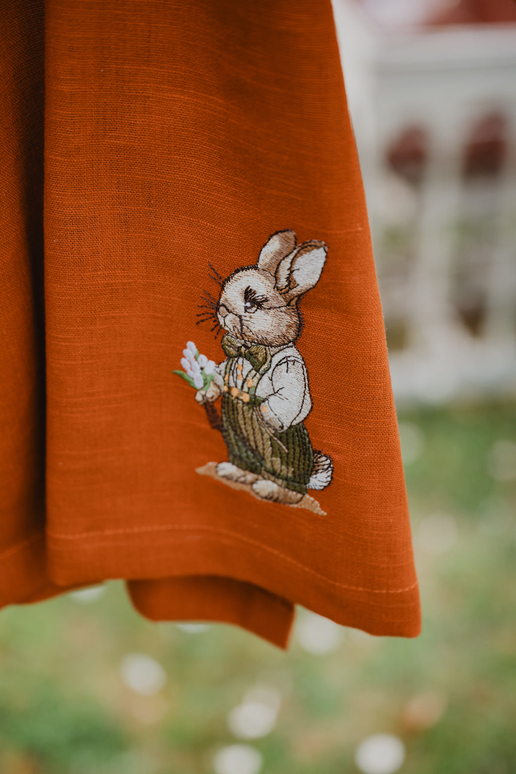 Camicia kimono in lino lavato arancione, ricamo coniglio sul fondo