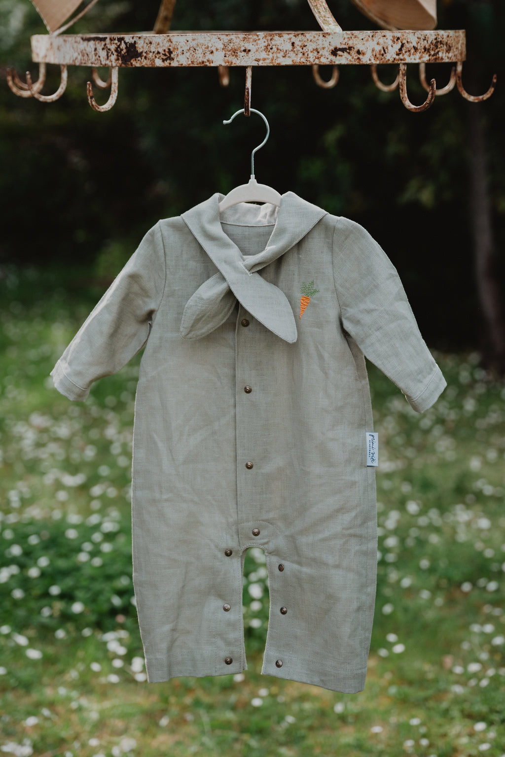Tutina neonato lino lavato unisex oliva, bottoni frontali e bavero