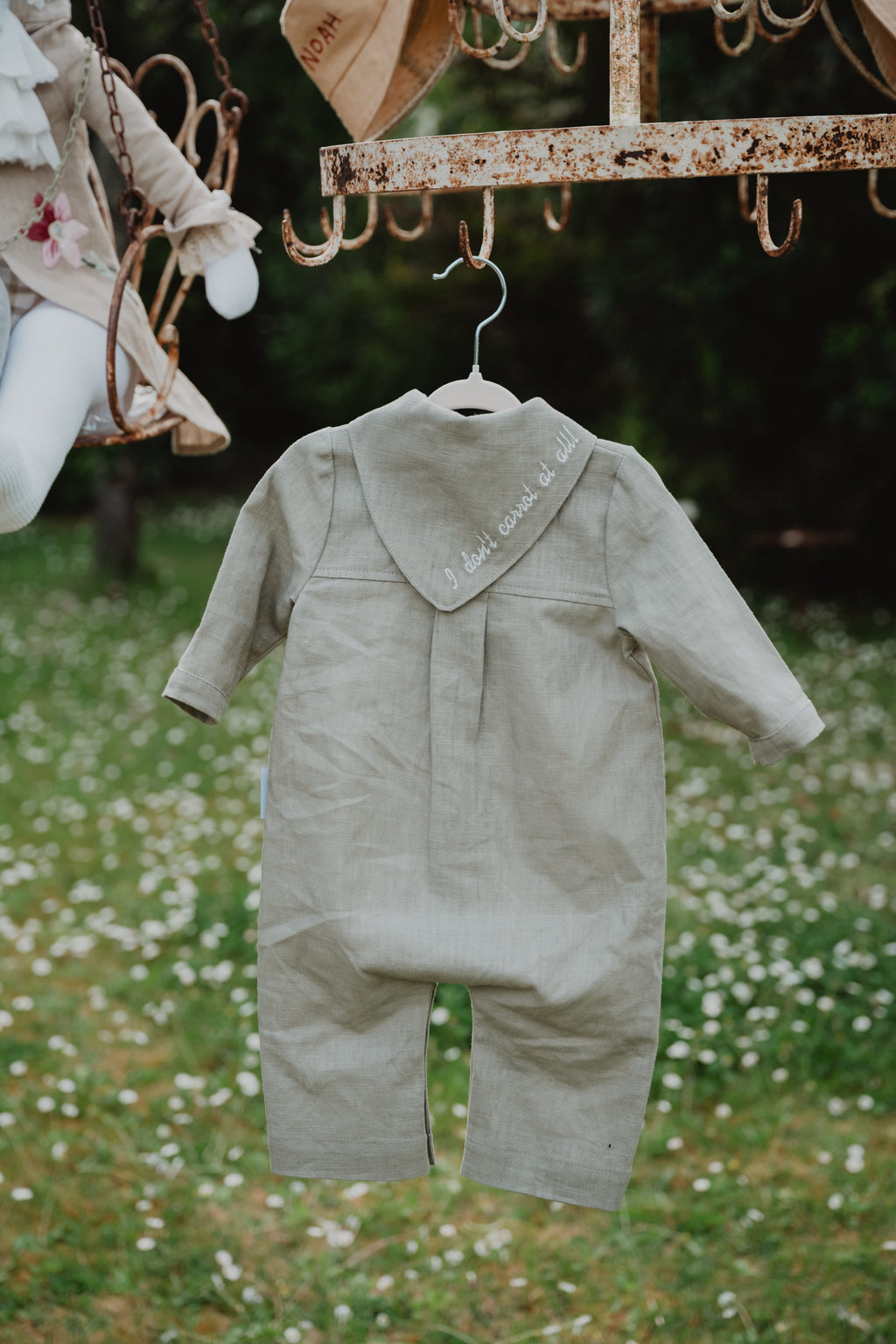 Tutina neonato lino lavato unisex oliva, bottoni frontali e apertura per le gambe