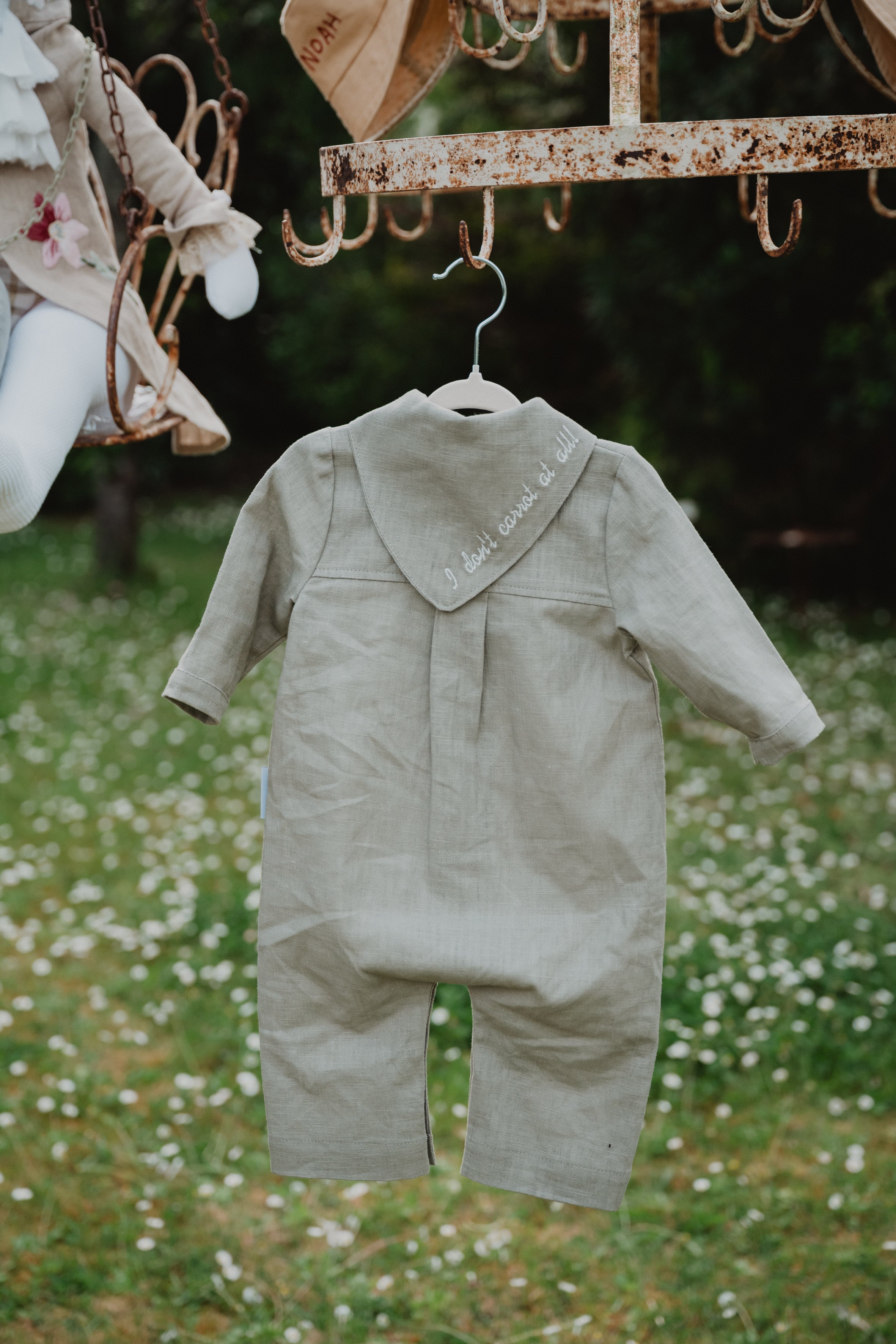 Tutina neonato lino lavato unisex oliva, bottoni frontali e apertura per le gambe