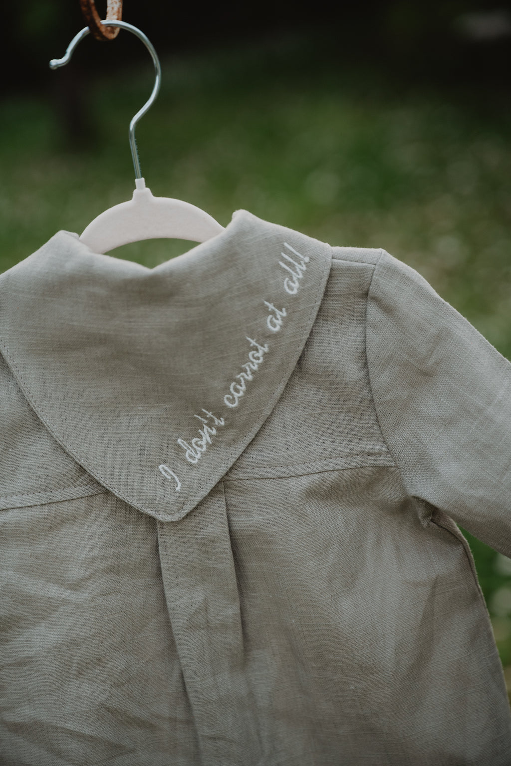 Tutina neonato lino lavato unisex oliva, dettaglio bavero e cuciture