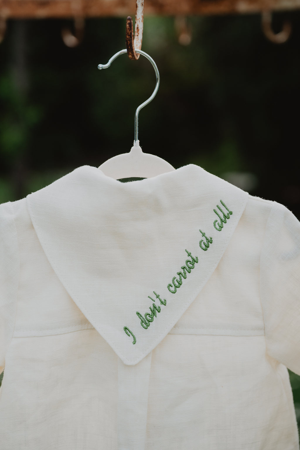 Tutina neonato lino lavato unisex panna, dettaglio bavero con scritta verde