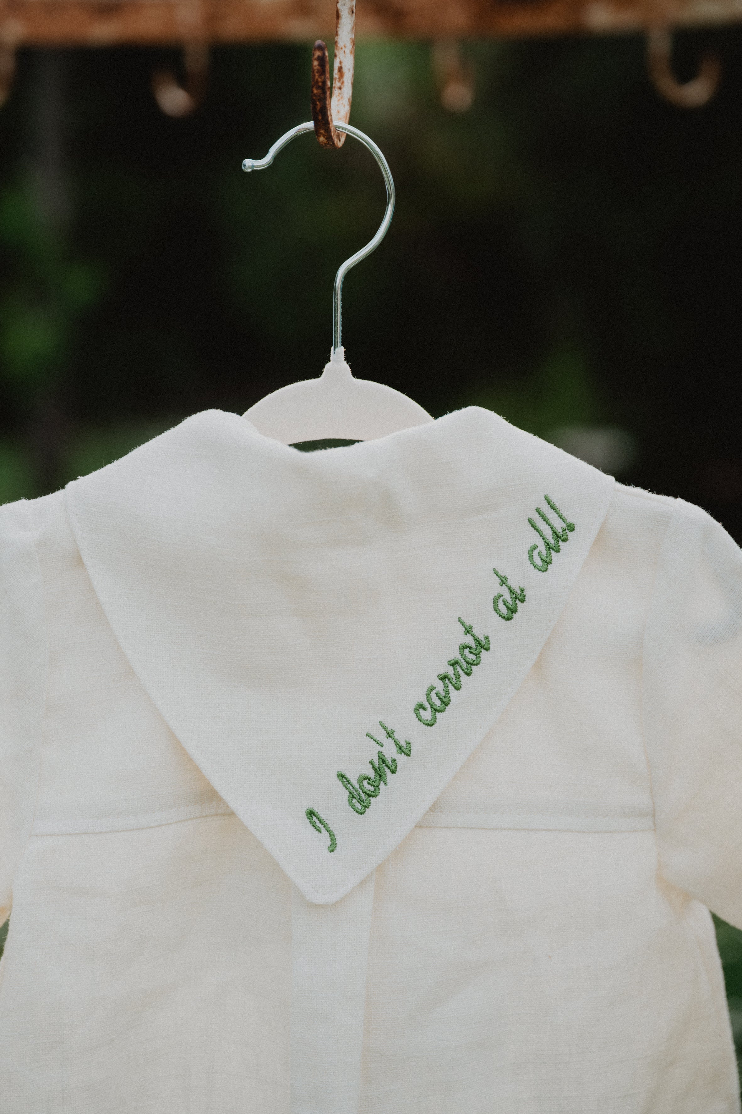 Camicia bambino bianca con collo a bandana e scritta ricamata sul collo