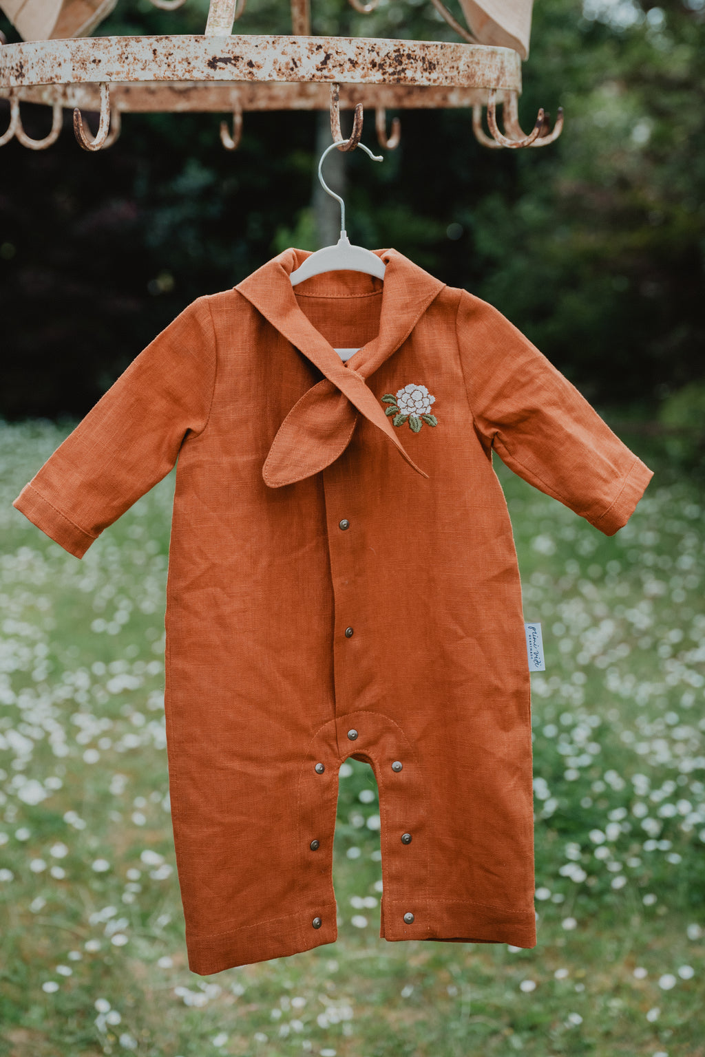Tutina neonato in lino color cognac con collo a fazzoletto e bottoni frontali