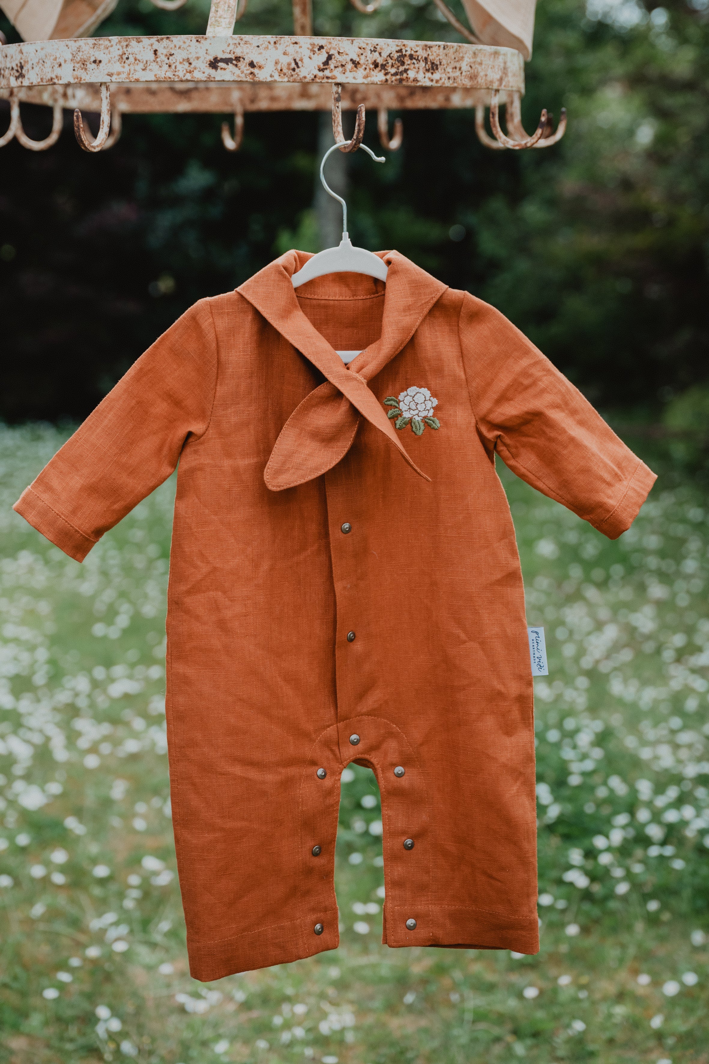 Tutina neonato in lino color cognac con collo a fazzoletto e bottoni frontali