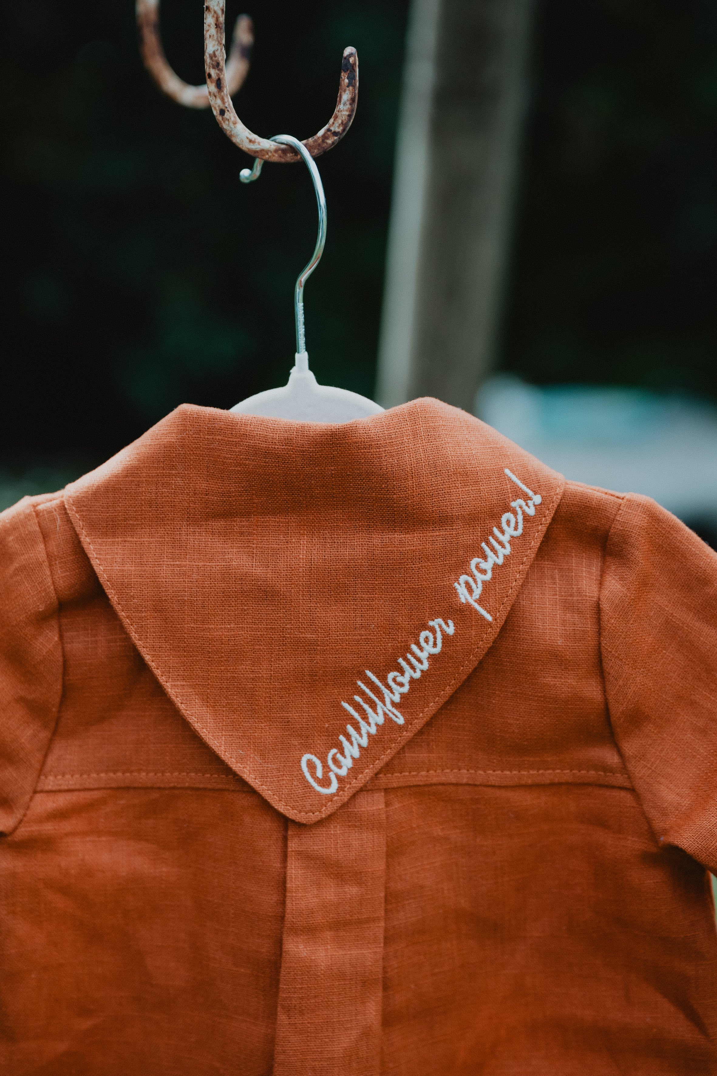Tutina neonato lino lavato unisex cognac, bottoni e bavero a risvolto