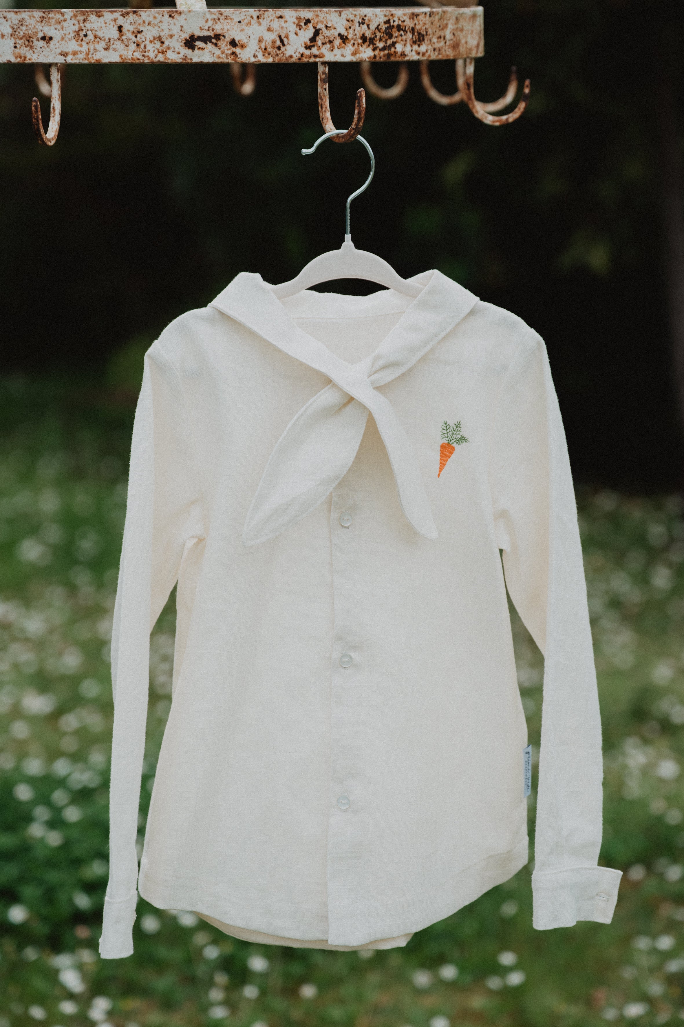 Camicia bambino bianca con collo a bandana annodato e piccolo ricamo sul petto