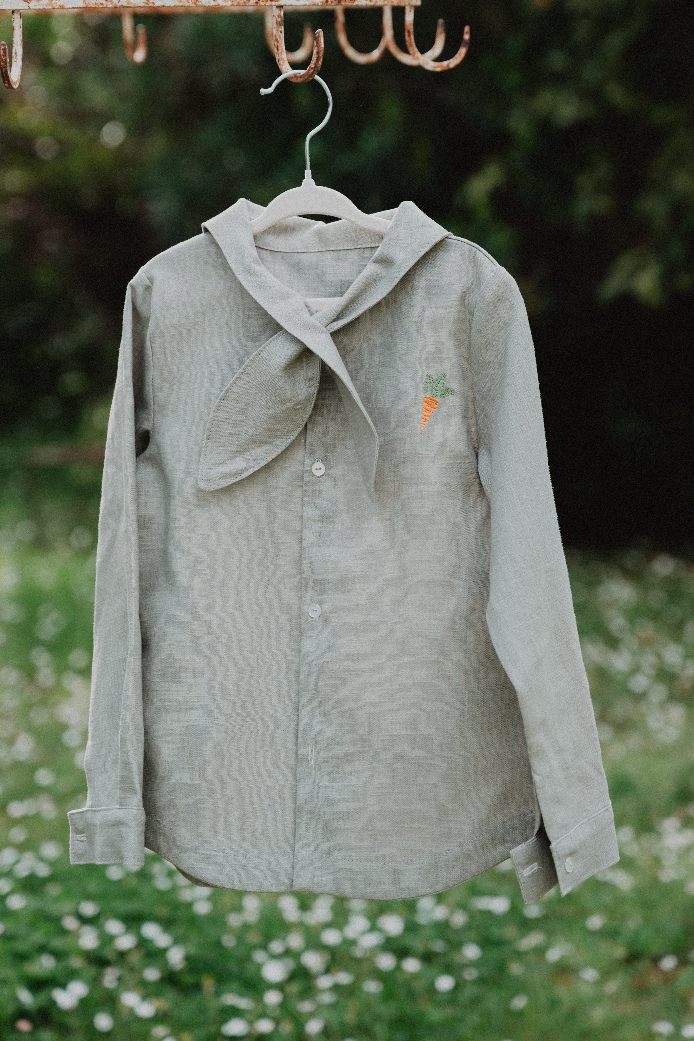 Camicia bambino con collo a bandana, maniche lunghe, bottoni e ricamo sul petto