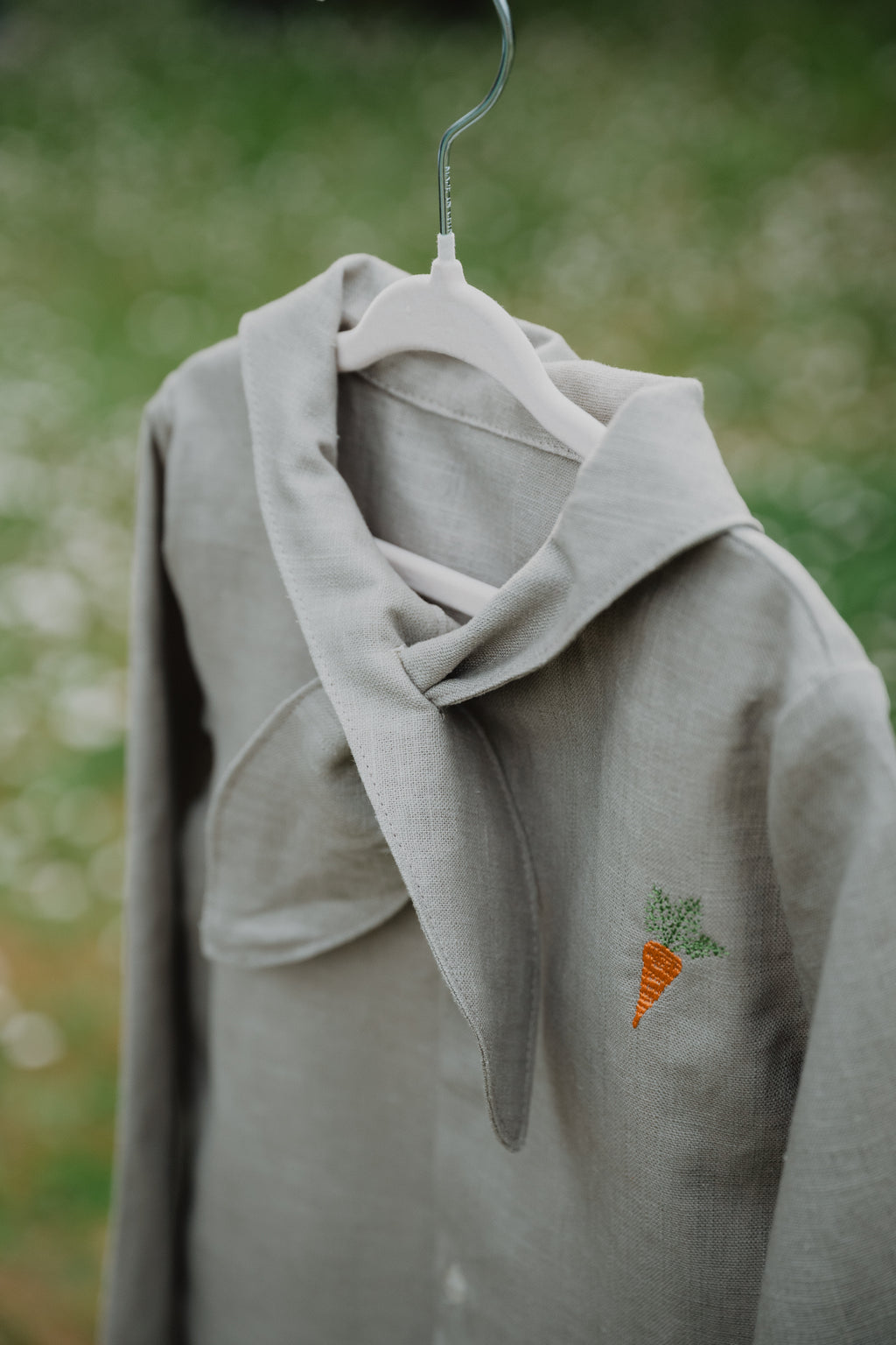 Camicia bambino con collo a bandana, ricamo colorato sul petto, vista ravvicinata
