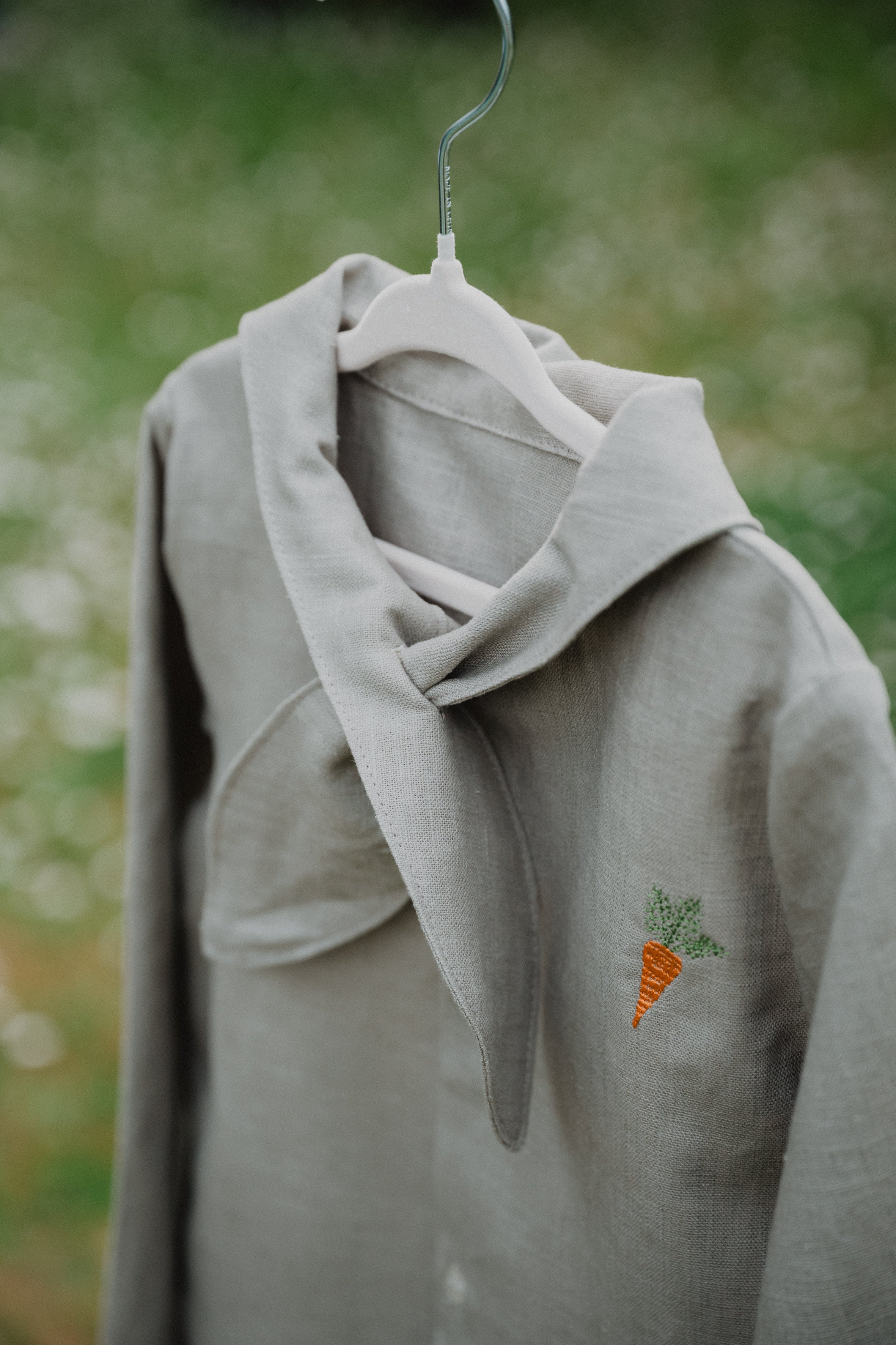 Camicia bambino con collo a bandana, ricamo colorato sul petto, vista ravvicinata