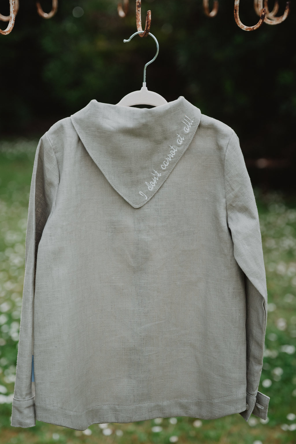 Camicia bambino con collo a bandana, maniche lunghe, retro con cuciture e bottoni