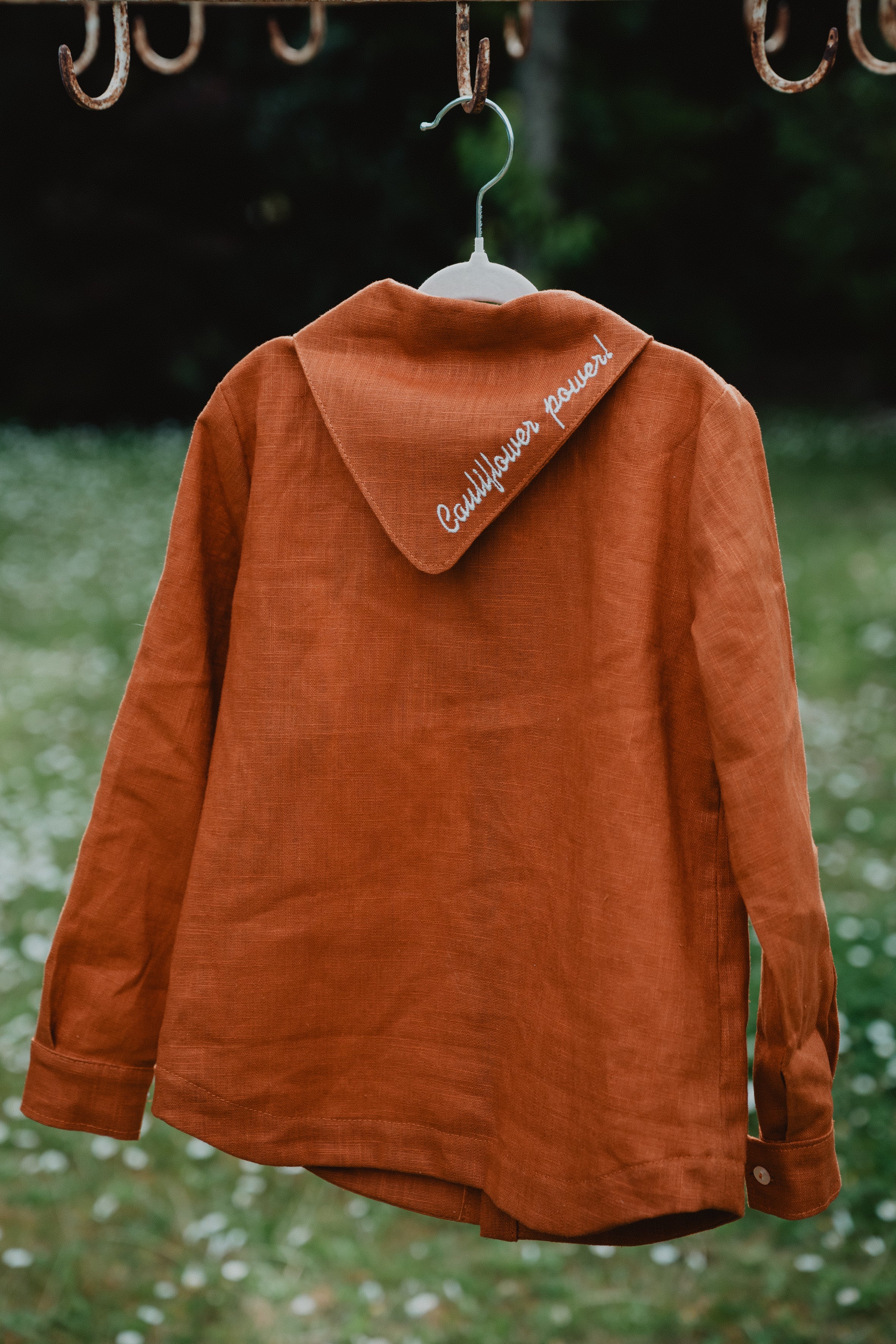 Camicia bambino arancione con collo a bandana e dettaglio ricamato sul retro