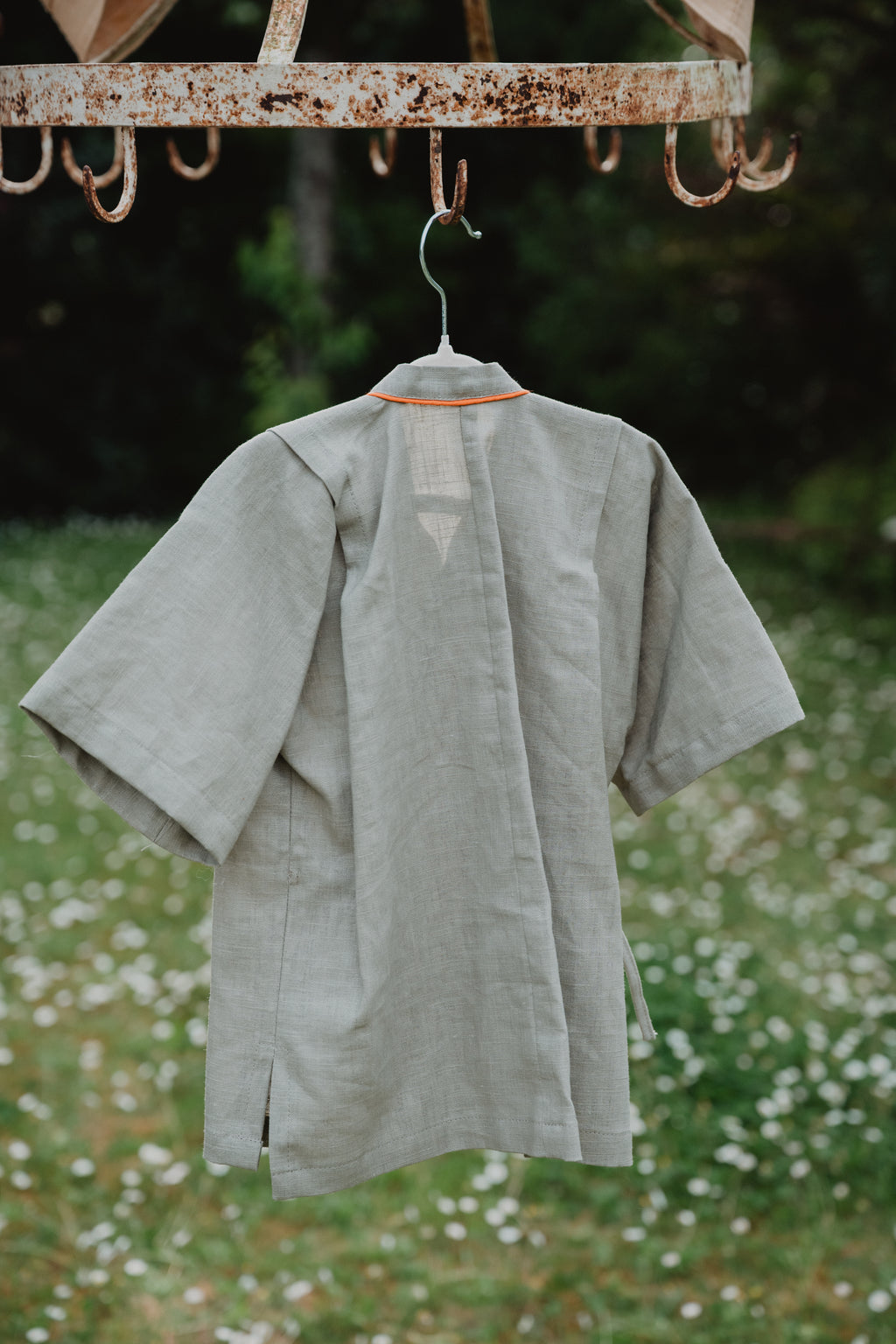 Camicia kimono in lino lavato verde oliva appesa, apertura posteriore e laccetti