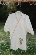 Camicia kimono in lino lavato panna appesa, bordo arancione e ricamo carote