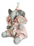 Elefante di peluche grigio con cappellino rosa e vestito con fiori rossi