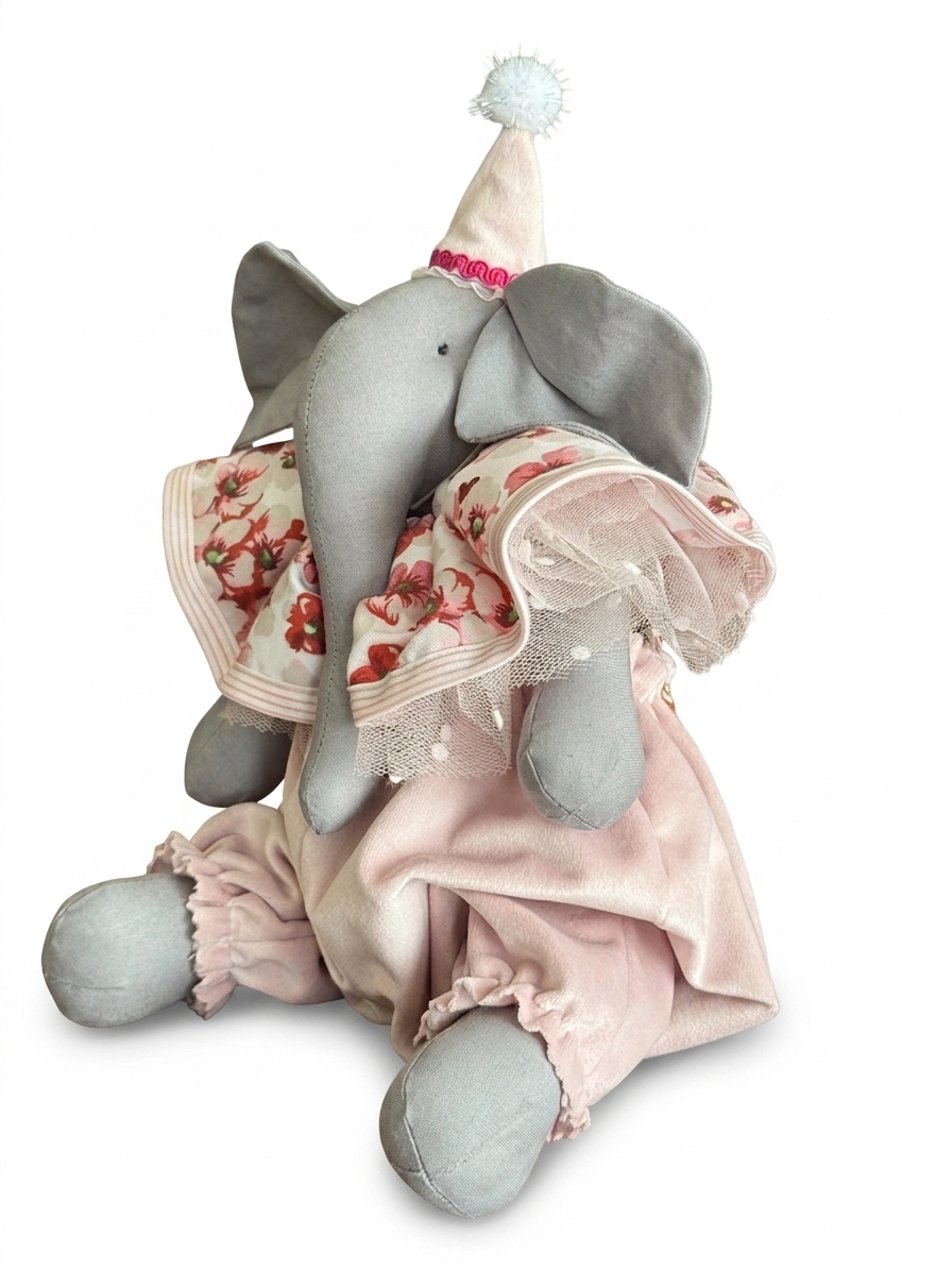 Elefante di peluche grigio con cappellino rosa e vestito con fiori rossi