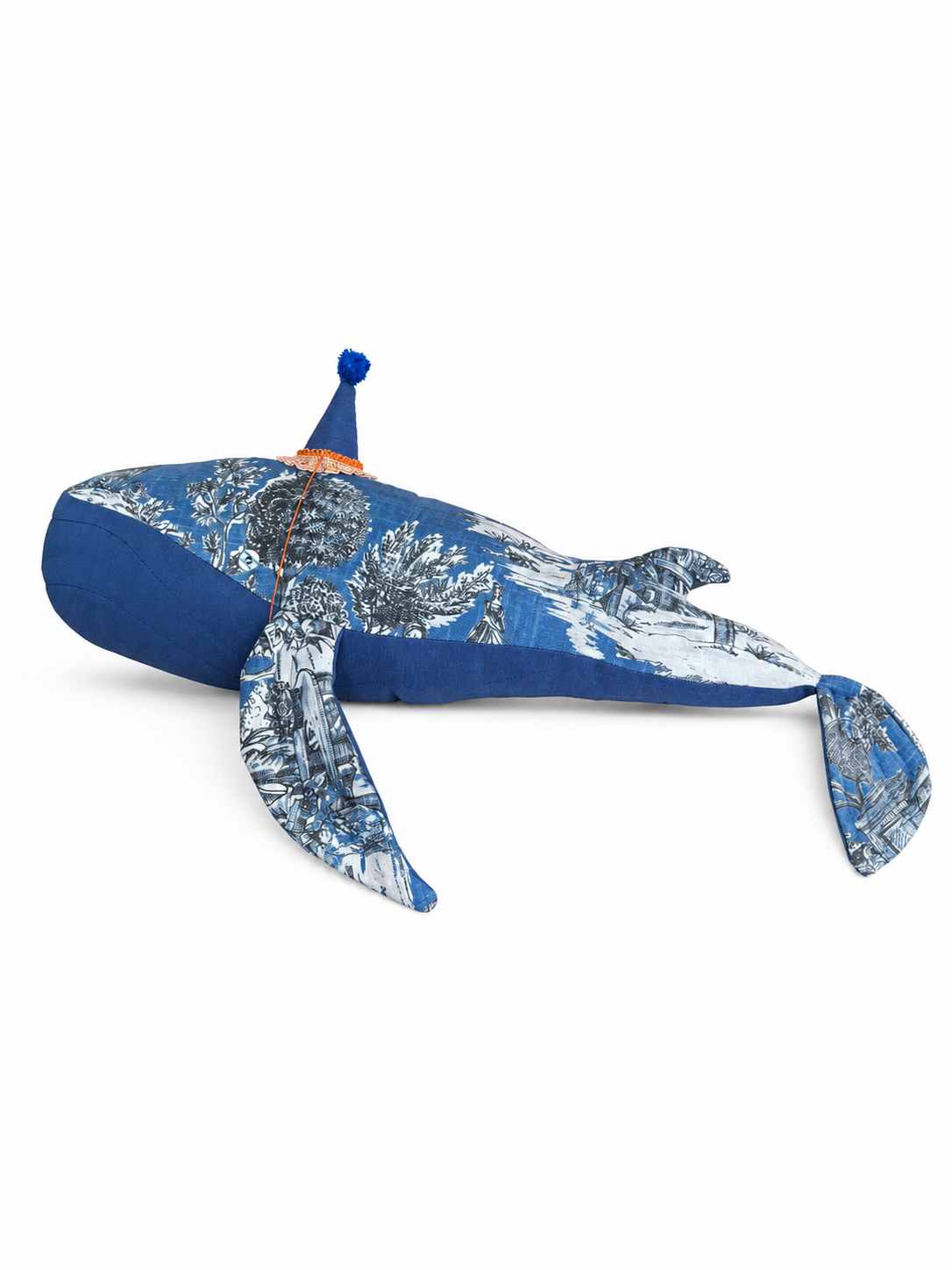 Giocattolo balena sdraiata in tessuto blu con stampa bianca, pon pon blu.