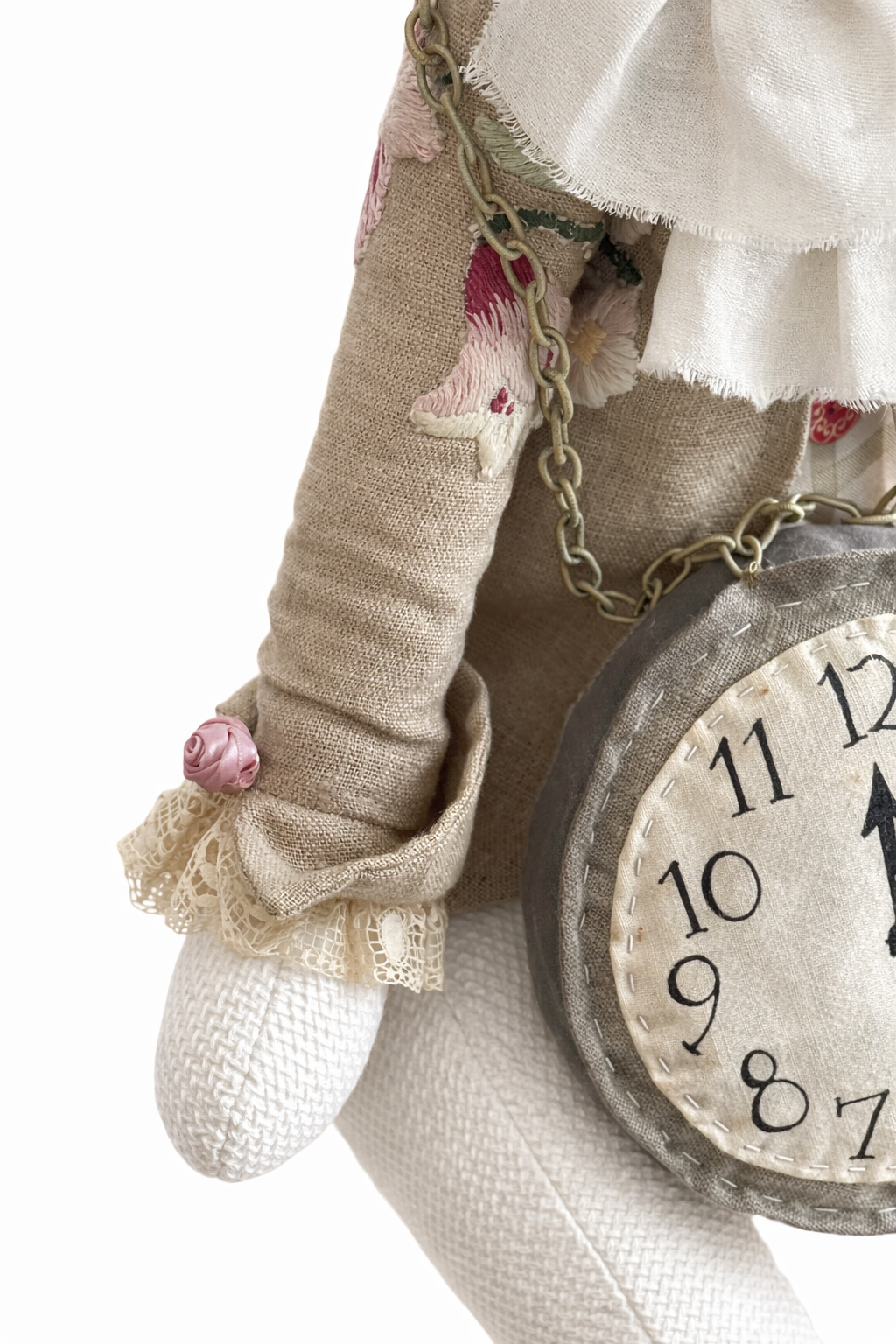 Coniglio gigante: gambe in tessuto beige e orologio con catena metallica