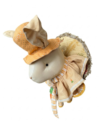 Coniglio da parete con cappuccio arancione a stelline e vestitino a quadretti beige