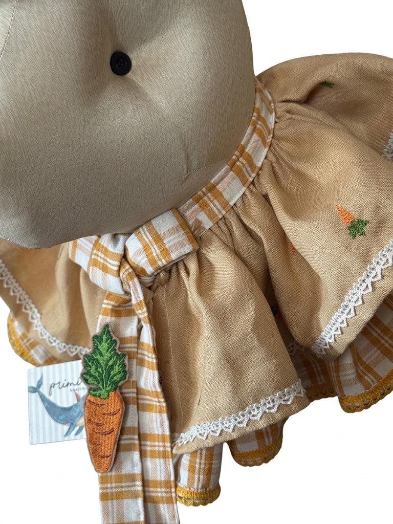 Coniglio da parete: vestito beige a quadretti con pizzo e ricamo carota sul fondo