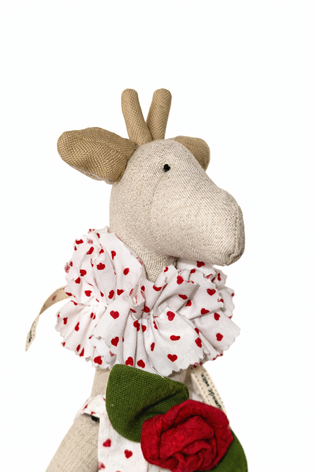 Peluche giraffa beige con abito bianco a cuori rossi e rosa rossa in tessuto
