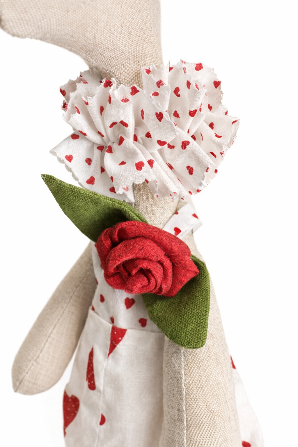 Peluche giraffa: zampa con abito bianco a cuori e fascia verde con rosa rossa