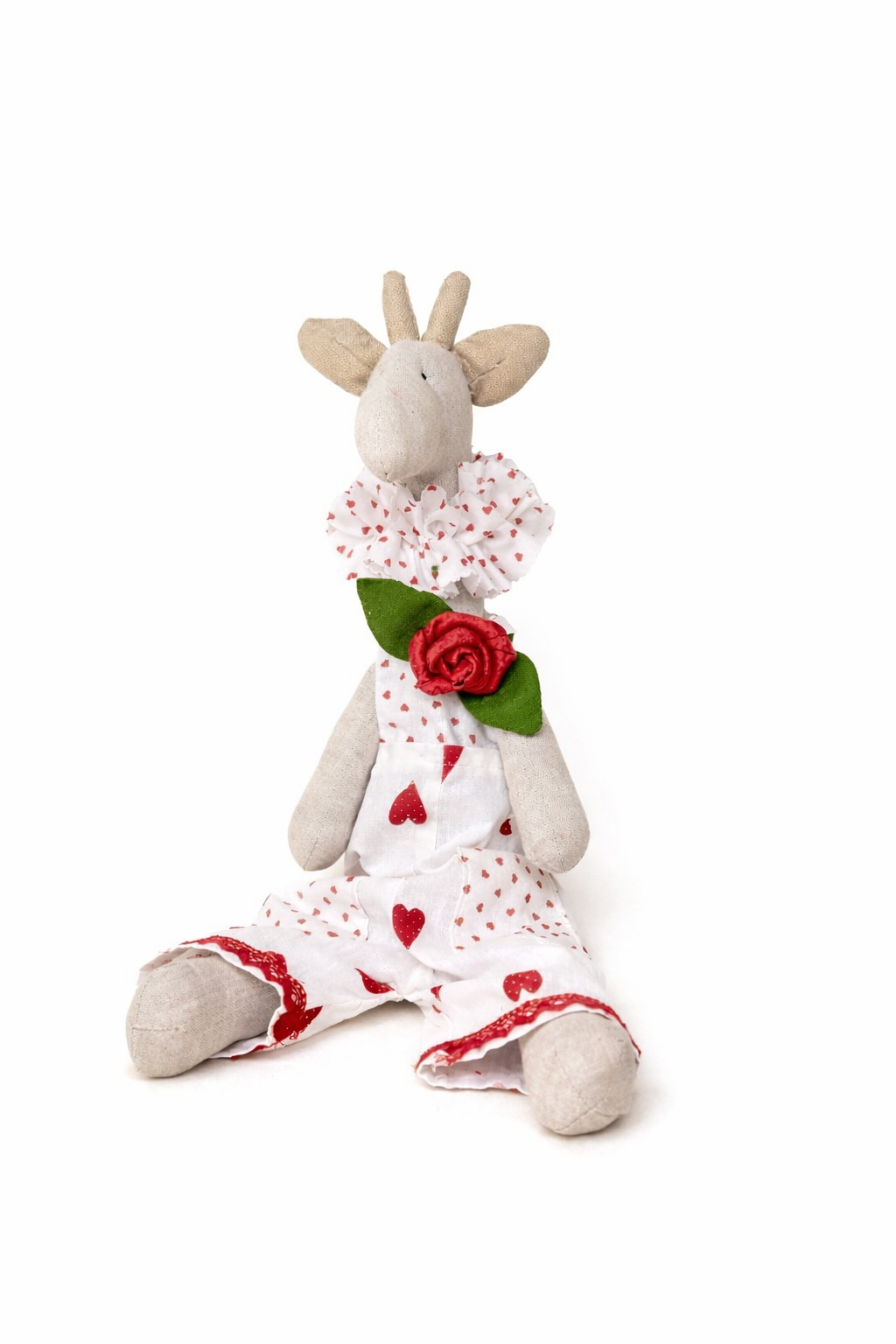 Peluche giraffa beige con abito bianco a cuori rossi e fiore rosso