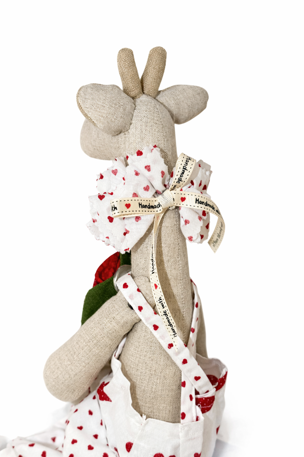 Peluche giraffa beige con abito a cuori rossi, rosa rossa e nastri con etichette
