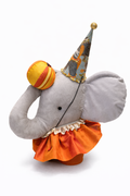 Elefante di peluche grigio con tromba fantasia e gonna arancione a balze