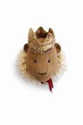 Orso da parete in stoffa marrone con cappello fantasia e fiocco rosso