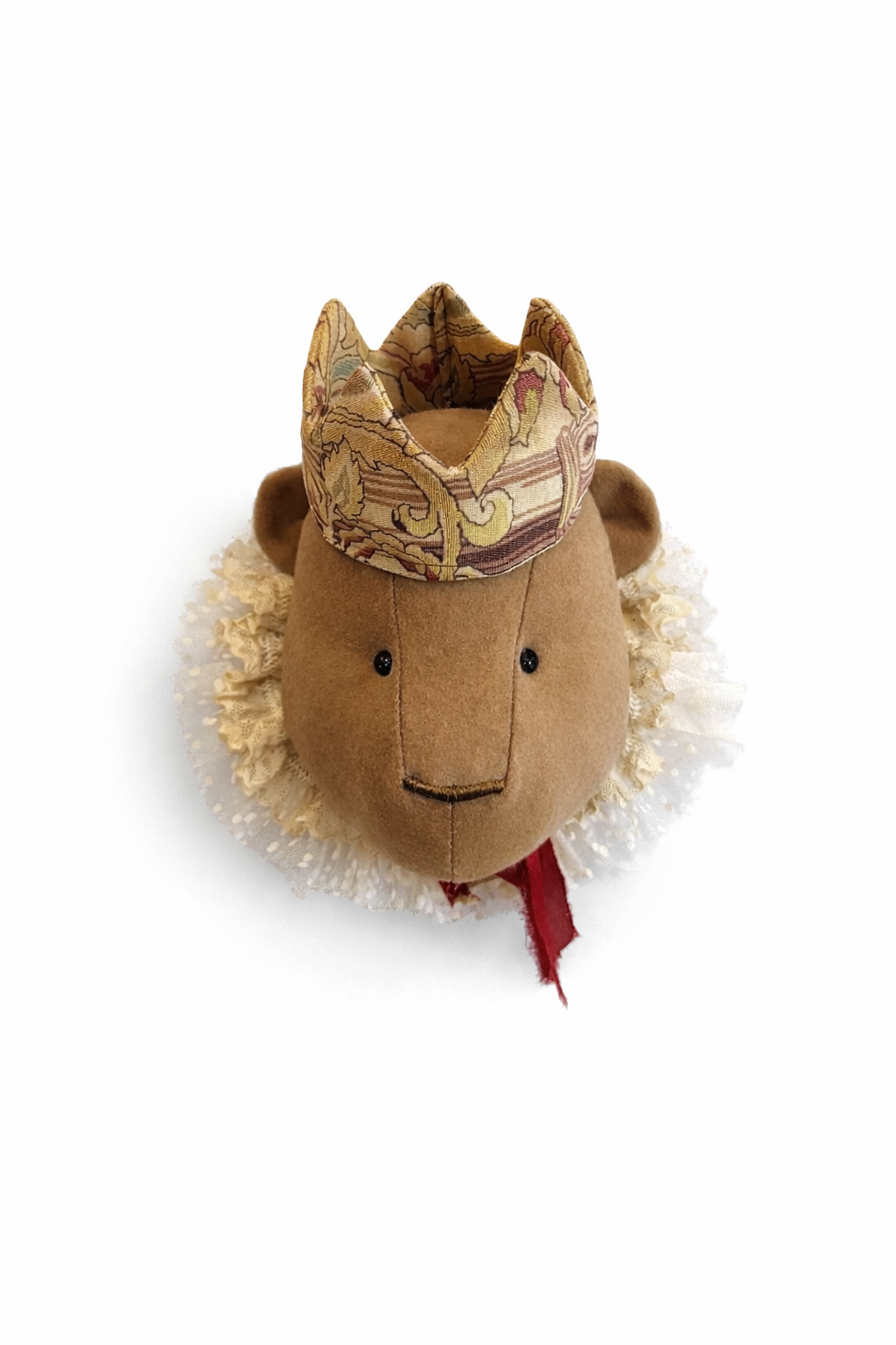 Orso da parete in stoffa marrone con cappello fantasia e fiocco rosso