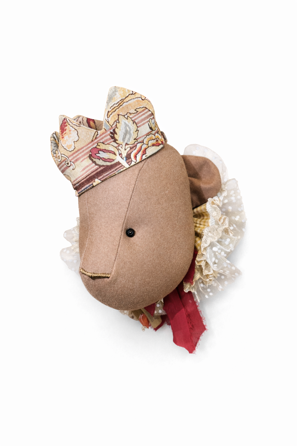 Orso da parete marrone con cappello fantasia e fiocco rosso, balze bianche