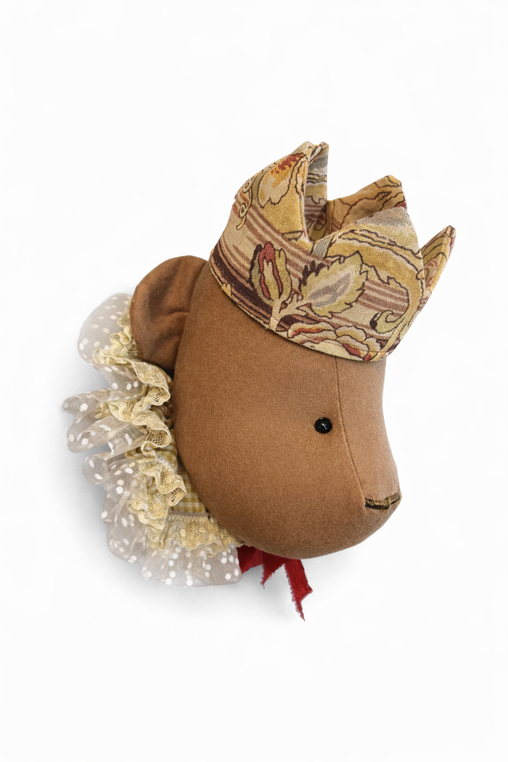 Orso da parete marrone con cappello fantasia, occhi e naso ricamati, balze bianche